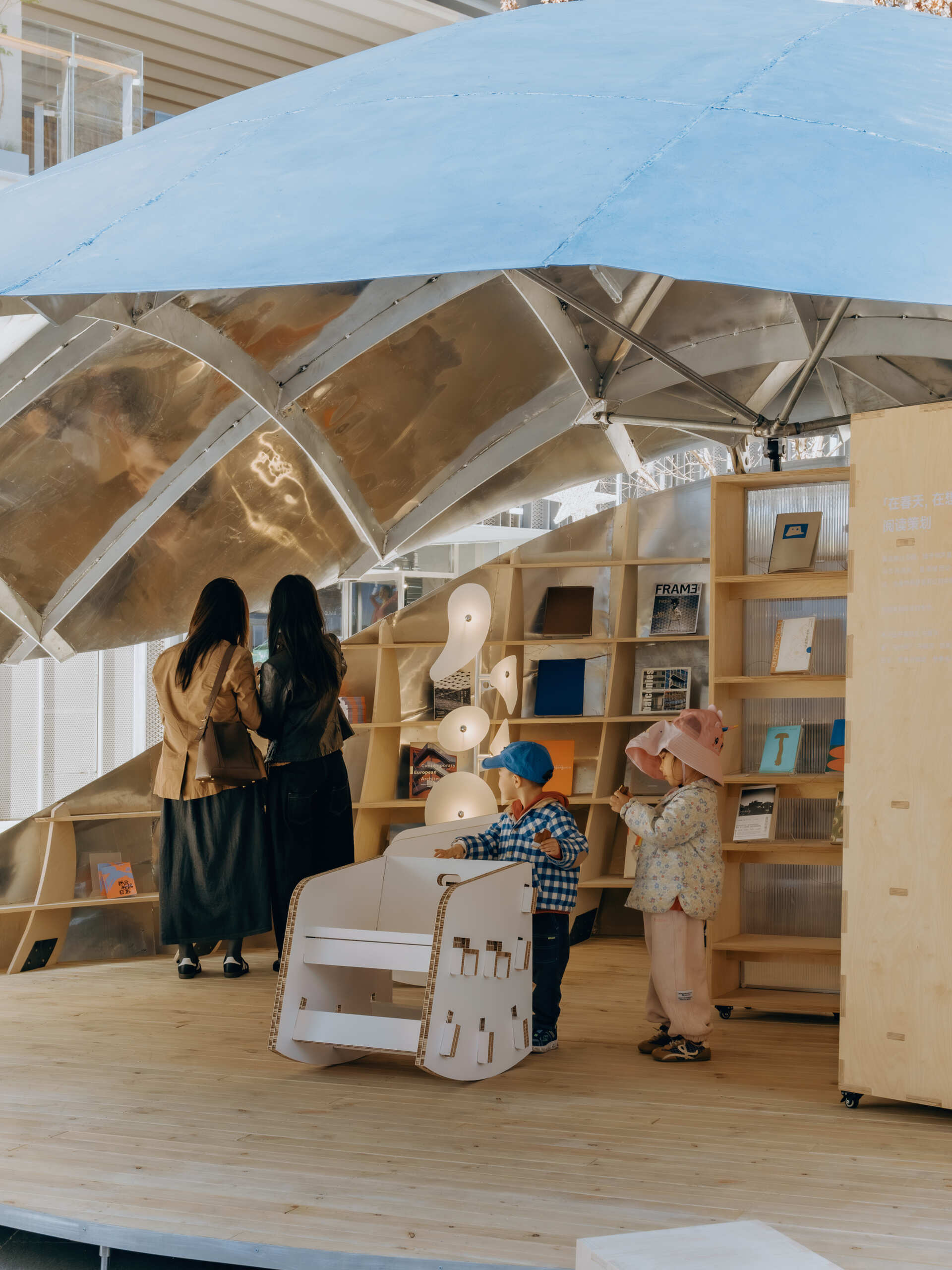 A shell-inspired pavilion in Beijing by LUO Studio opens and closes to create a flexible public space for reading, gathering, and events, bringing movement and interaction into the heart of a busy plaza.