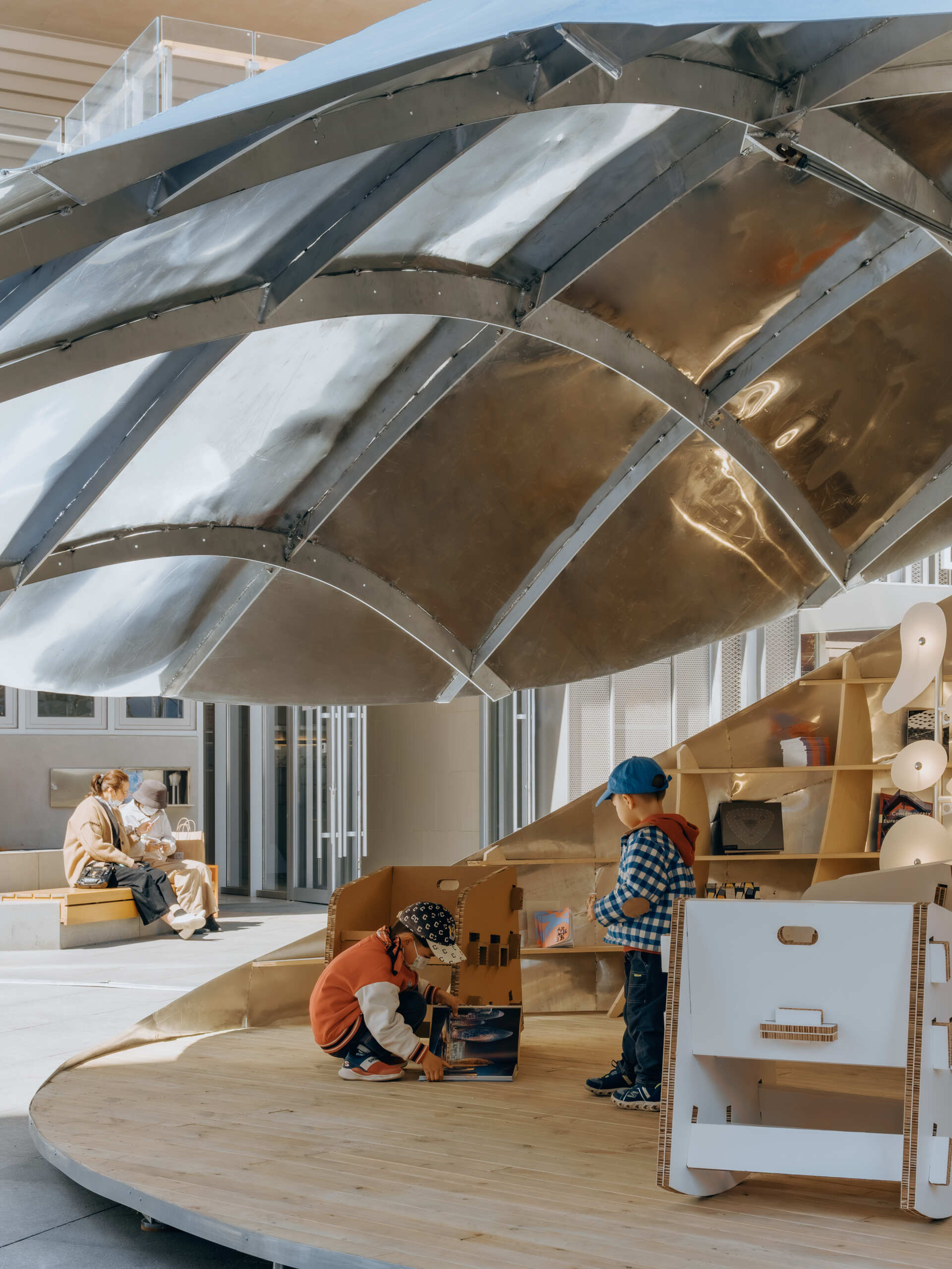 A shell-inspired pavilion in Beijing by LUO Studio opens and closes to create a flexible public space for reading, gathering, and events, bringing movement and interaction into the heart of a busy plaza.