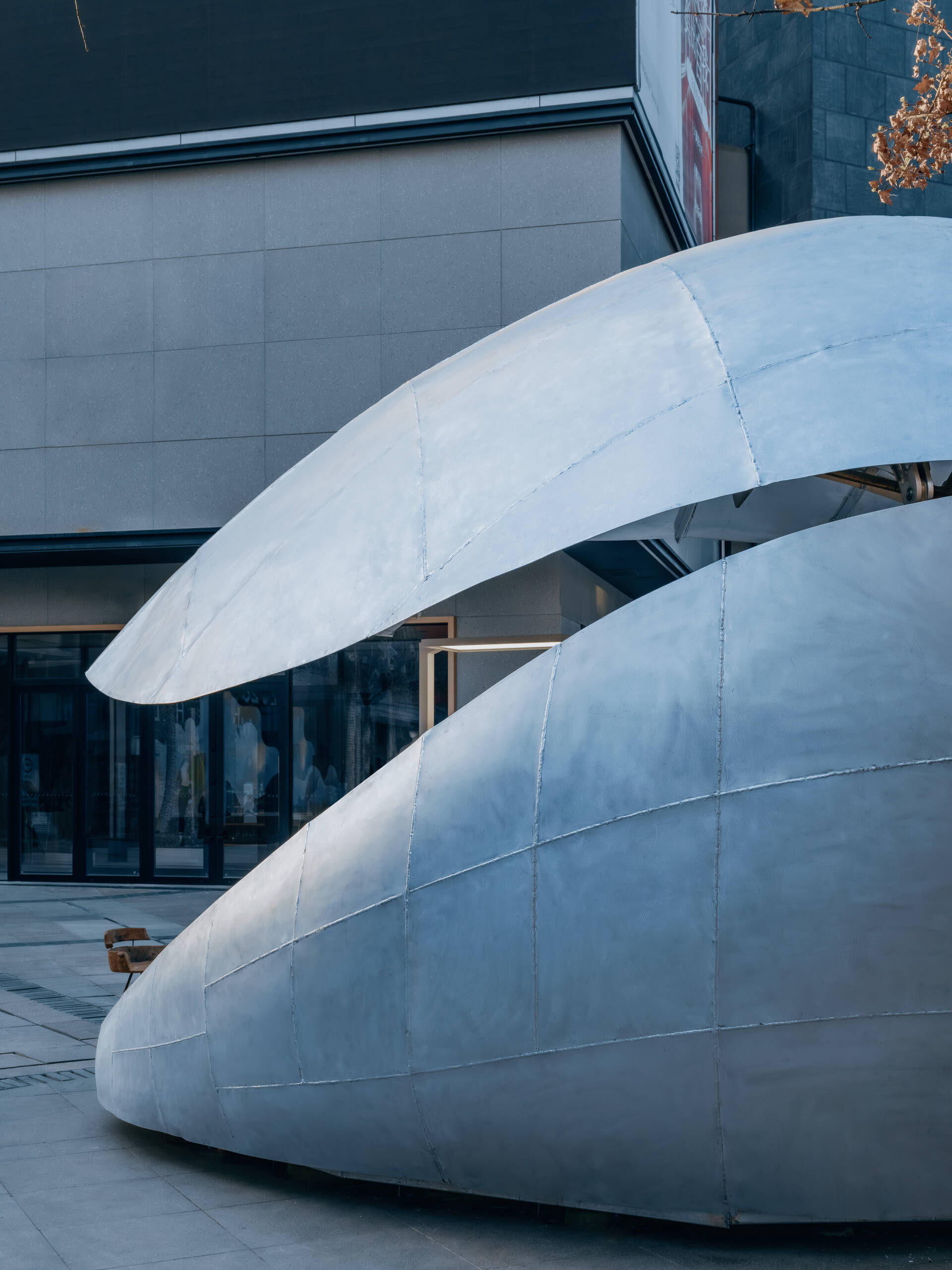 A shell-inspired pavilion in Beijing by LUO Studio opens and closes to create a flexible public space for reading, gathering, and events, bringing movement and interaction into the heart of a busy plaza.