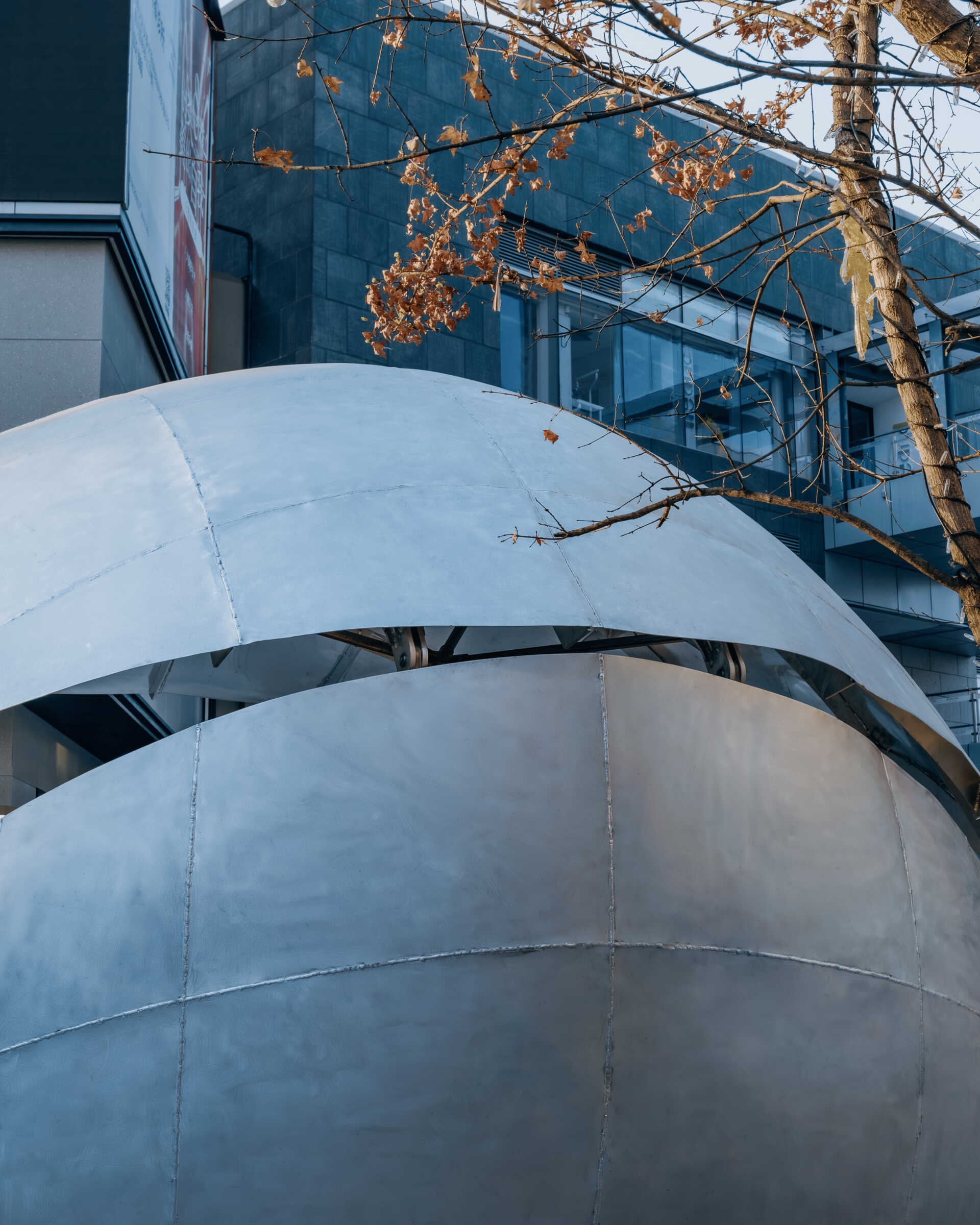 A shell-inspired pavilion in Beijing by LUO Studio opens and closes to create a flexible public space for reading, gathering, and events, bringing movement and interaction into the heart of a busy plaza.
