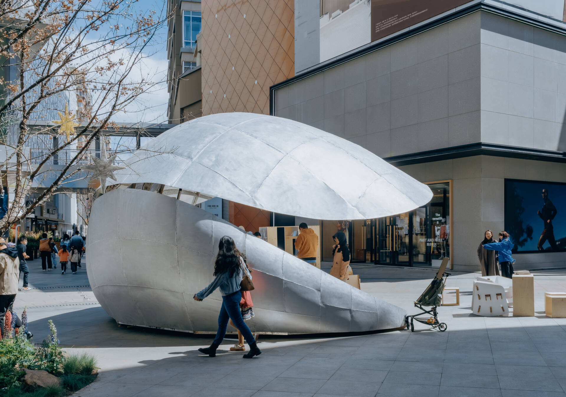 A shell-inspired pavilion in Beijing by LUO Studio opens and closes to create a flexible public space for reading, gathering, and events, bringing movement and interaction into the heart of a busy plaza.