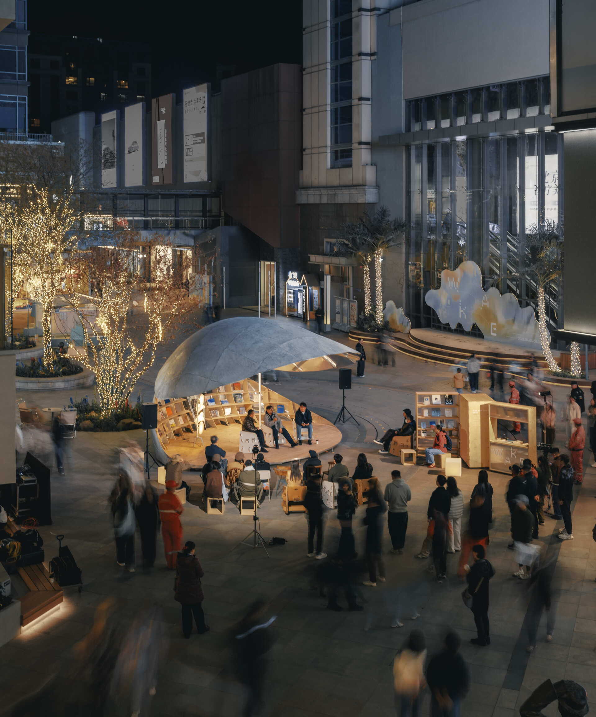 A shell-inspired pavilion in Beijing by LUO Studio opens and closes to create a flexible public space for reading, gathering, and events, bringing movement and interaction into the heart of a busy plaza.