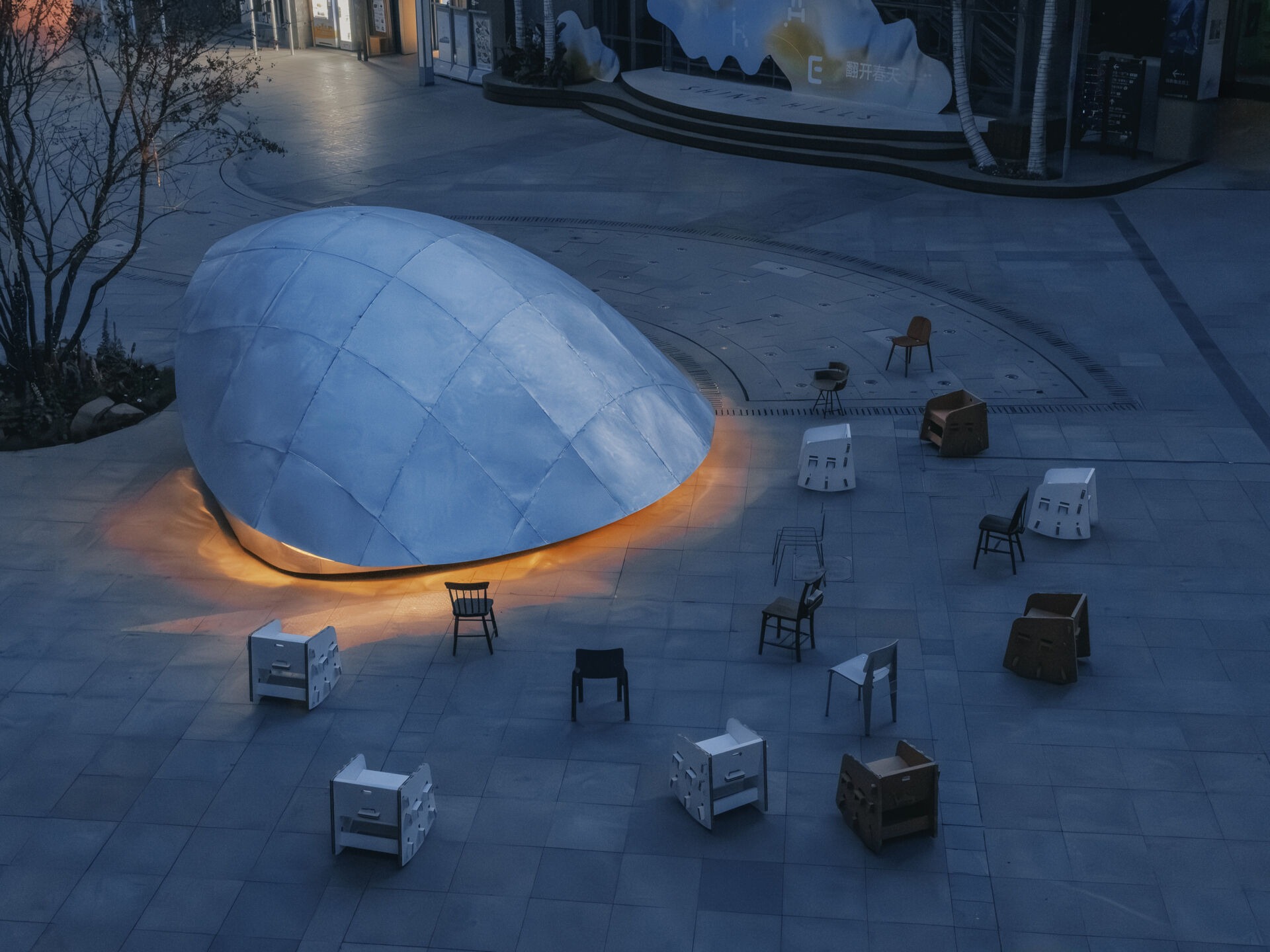 A shell-inspired pavilion in Beijing by LUO Studio opens and closes to create a flexible public space for reading, gathering, and events, bringing movement and interaction into the heart of a busy plaza.