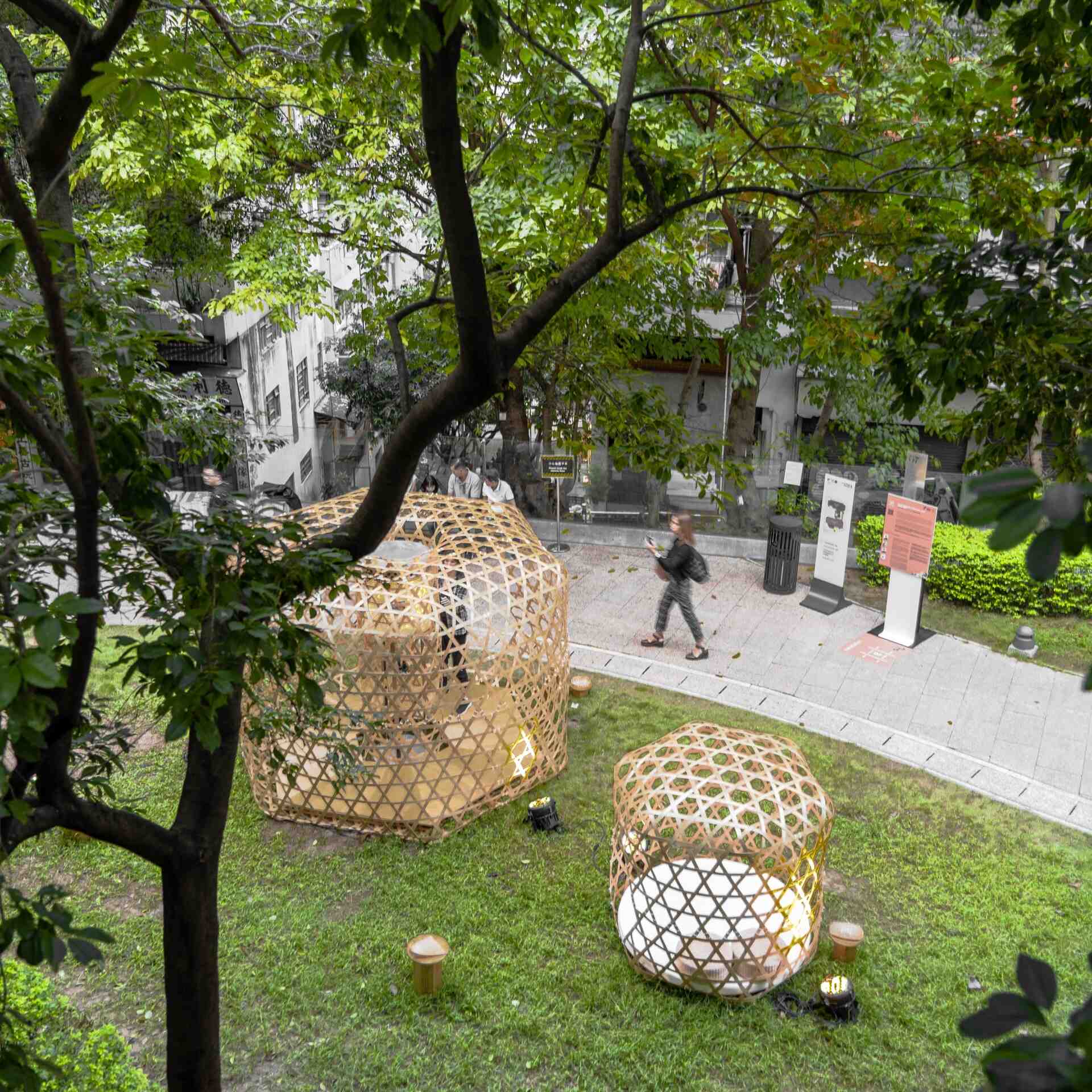 The inspiration stems from the endangered bamboo weaving craft in Hong Kong, exemplified by master Lui Ming. Sound of Suzumushi is a woven bamboo pavilion featuring torus-shaped seating baskets made from Kagome triaxial weaving.