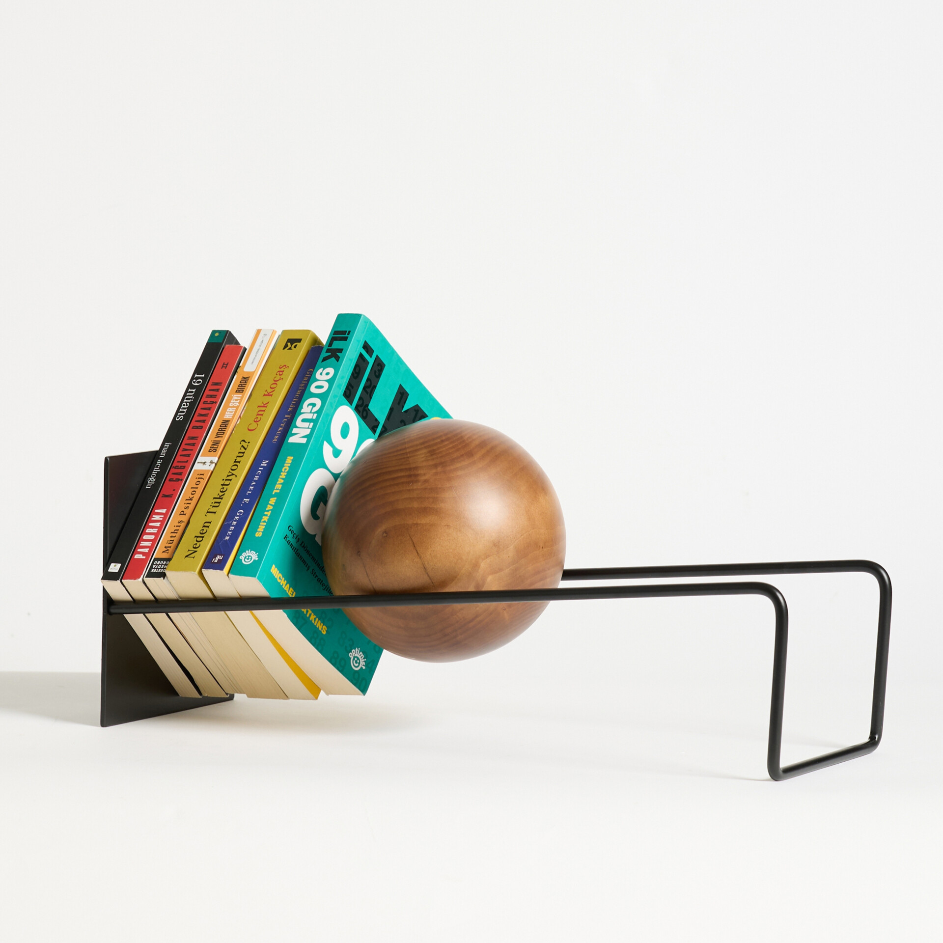 Toke's story is built on the theme of "Balance point and the flow of knowledge." Toke acts as a bridge, holding, displaying, and elegantly balancing precious information (books). 