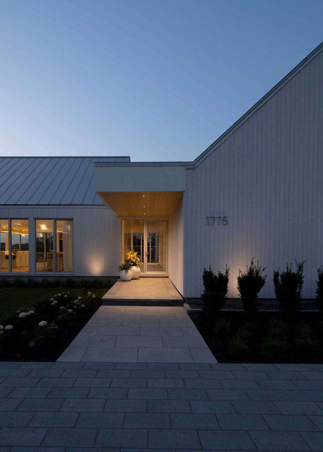 See how subtle exterior lighting transforms this modern Quebec home after sunset by highlighting its architecture and surrounding landscape.