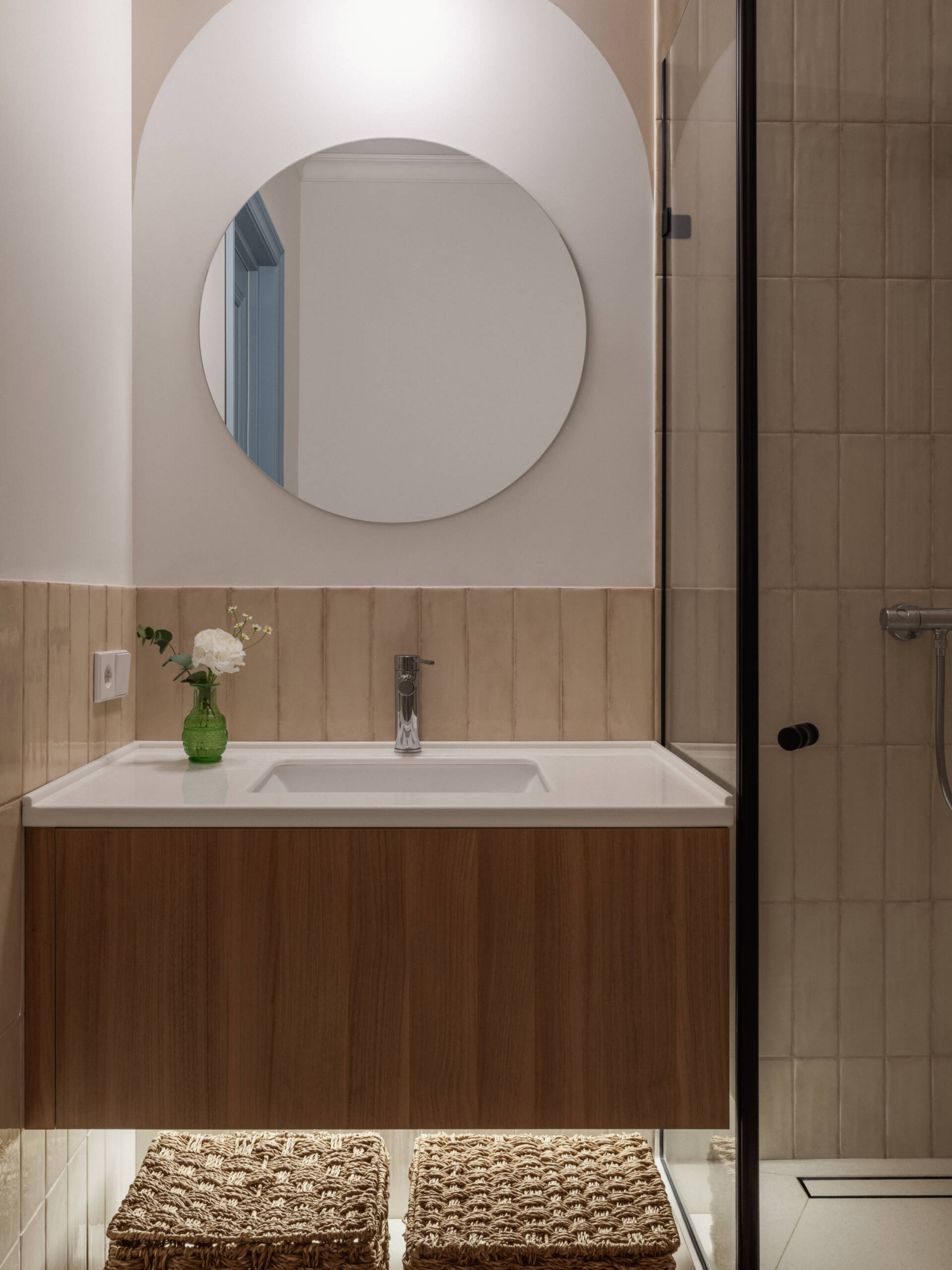 This bathroom returns to the softer palette found throughout the apartment. Designed with practicality in mind, it provides a comfortable and functional space for daily use, while gentle neutral tones ensure the room feels open and inviting despite its practical role within the home.