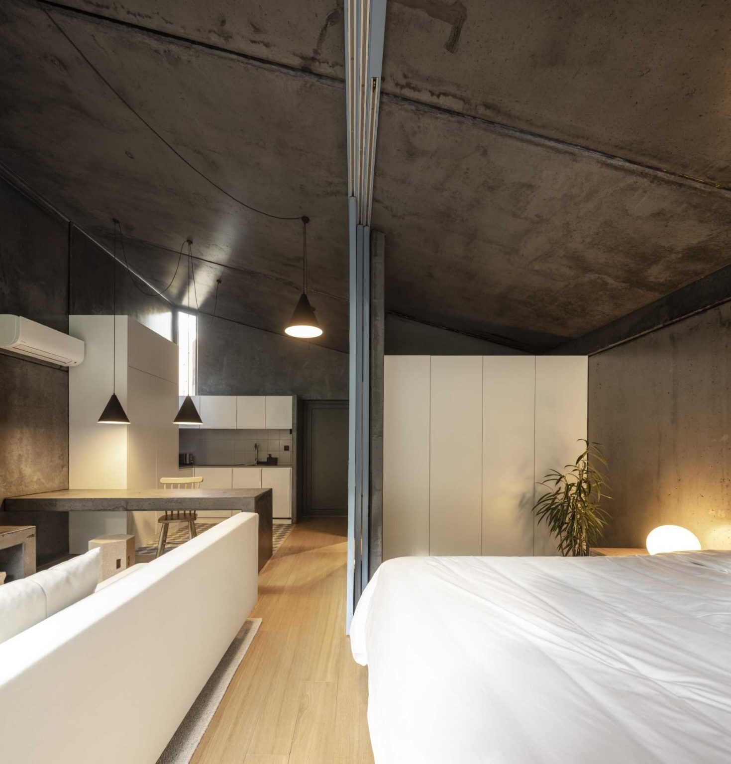 Inside these Portuguese cabins, timber floors, simple furnishings, and efficient layouts create comfortable living spaces. Each compact home includes everything needed for both short stays and year-round occupation.