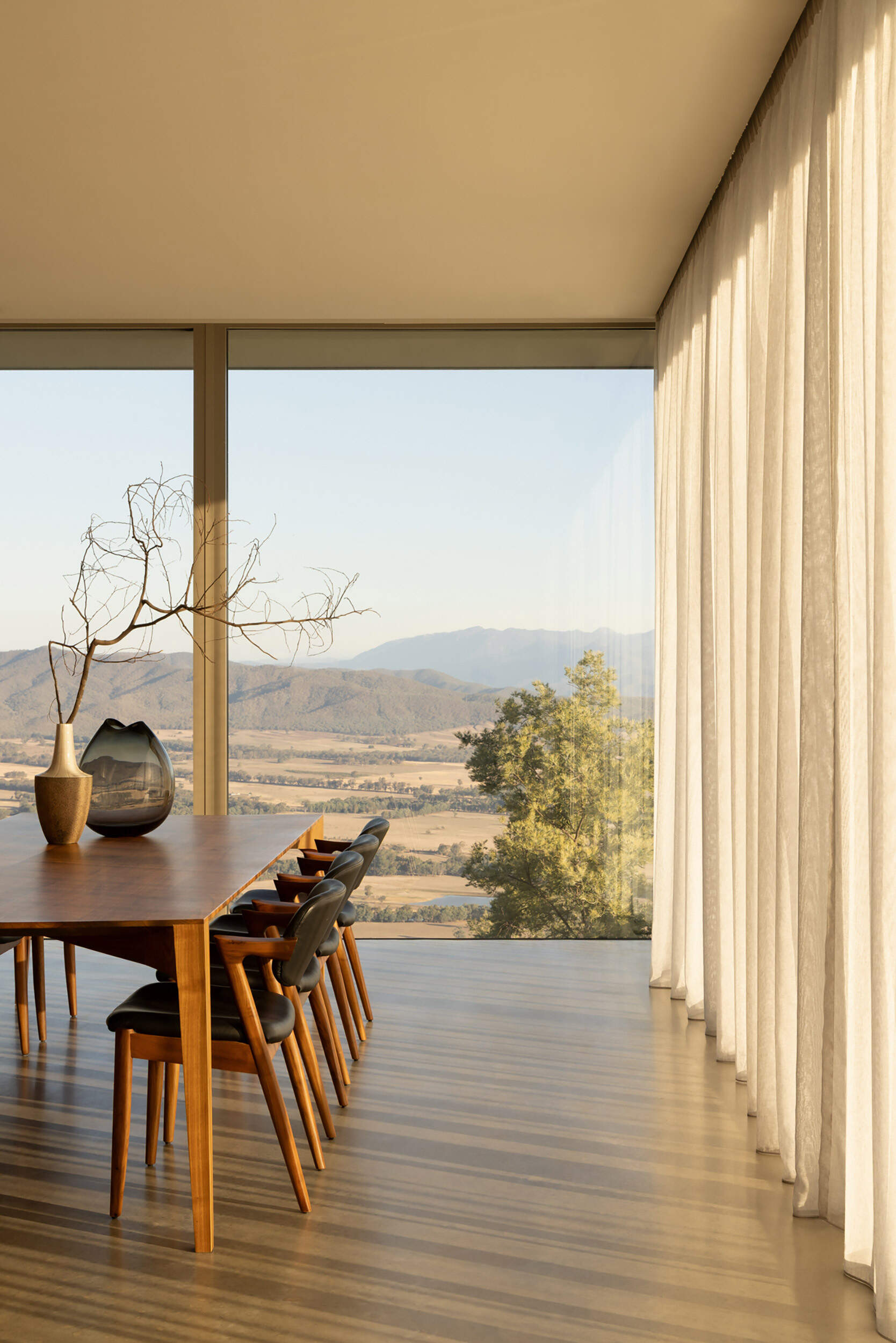 Positioned between the kitchen and outdoor entertaining spaces, the dining area enjoys uninterrupted views across the valleys.