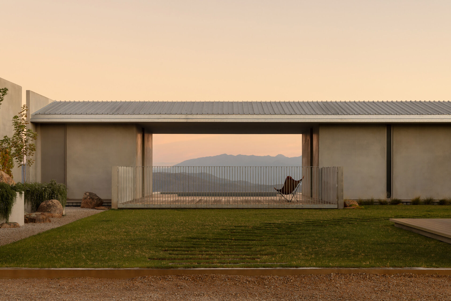 Perched above the Murmungee Escarpment near Beechworth, Eyrie Residence captures sweeping views of the Victorian Alps through architecture designed around its spectacular hilltop setting.