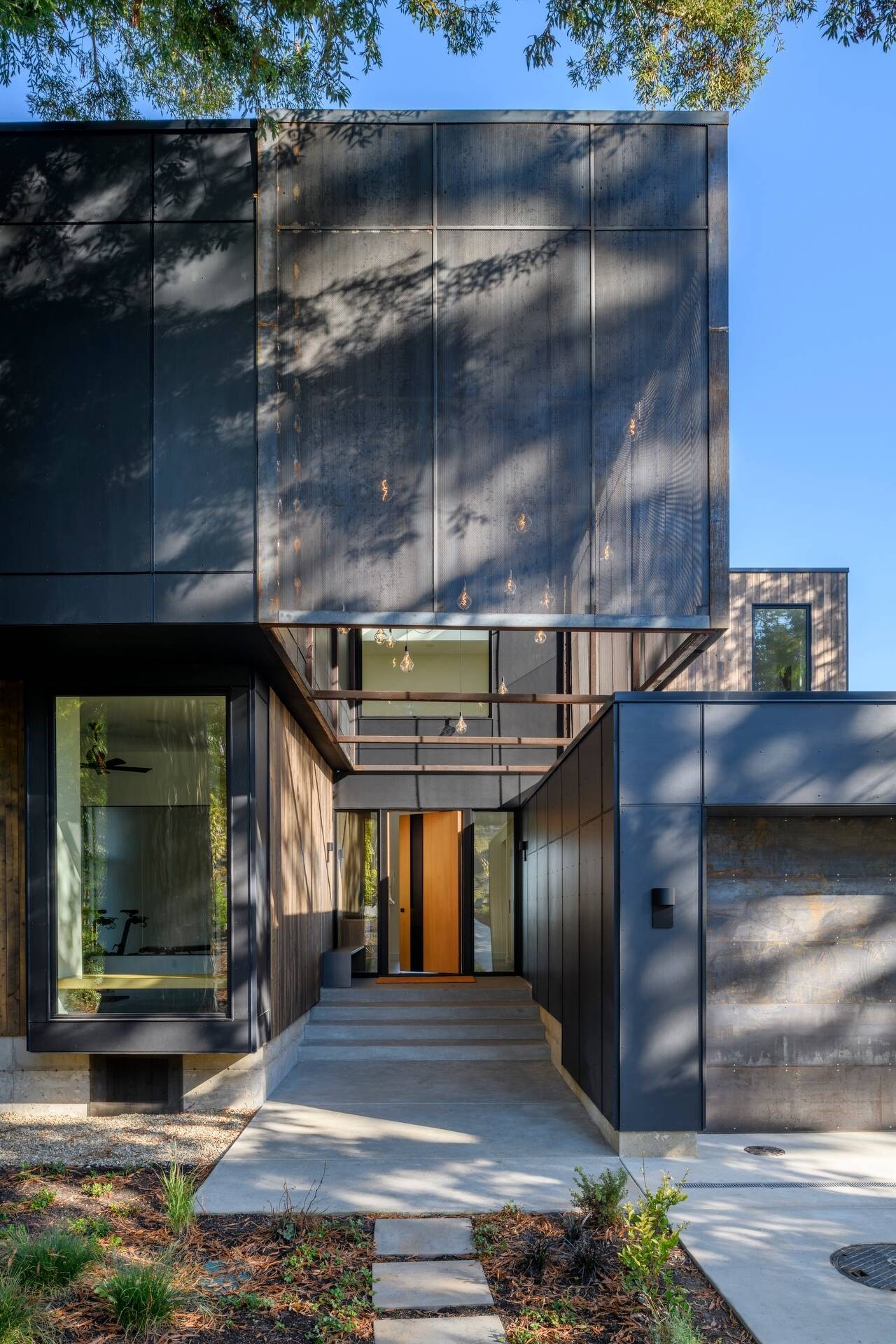 See how Lantern House combines modern architecture, warm natural materials, and a smart design for waterfront living.
