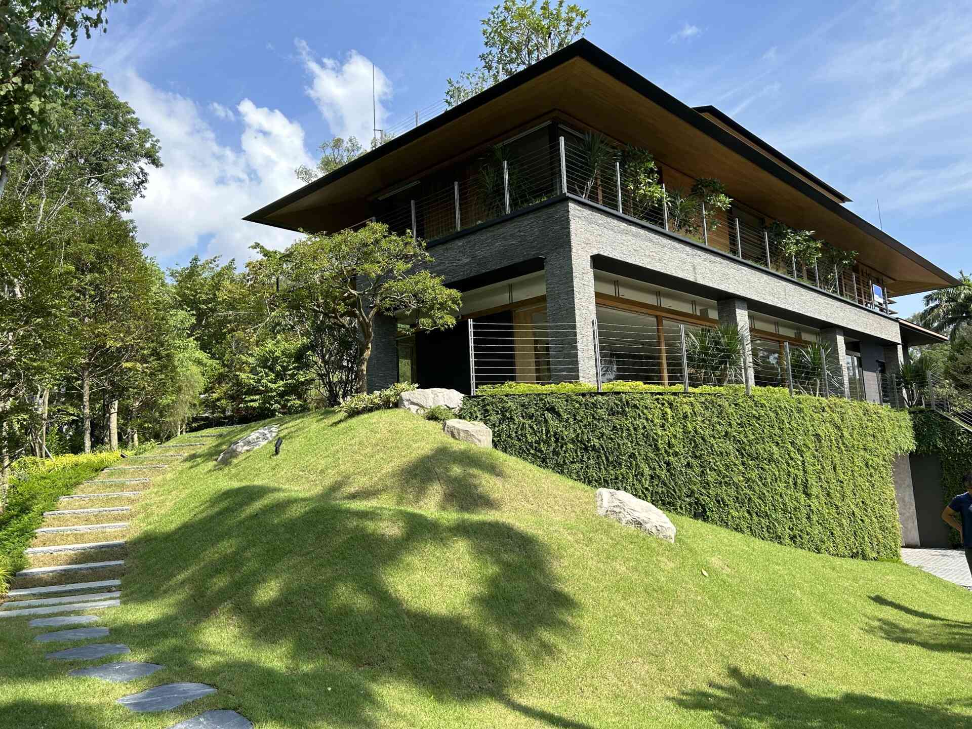 Sky Pavilion House by Guz Architects transforms an unusual Singapore site into a lush garden-focused home with a rooftop pavilion, glass staircase, swimming pool, and smart passive cooling features. Discover how greenery, natural breezes, and tropical design come together in this stunning residence.