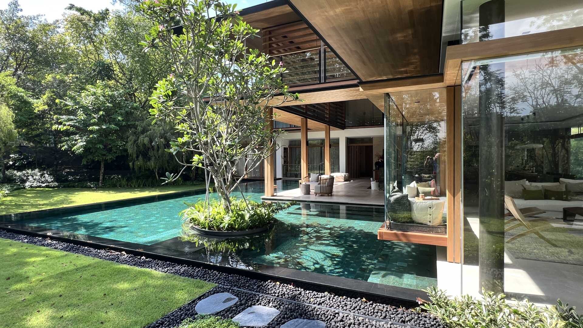 Sky Pavilion House by Guz Architects transforms an unusual Singapore site into a lush garden-focused home with a rooftop pavilion, glass staircase, swimming pool, and smart passive cooling features. Discover how greenery, natural breezes, and tropical design come together in this stunning residence.