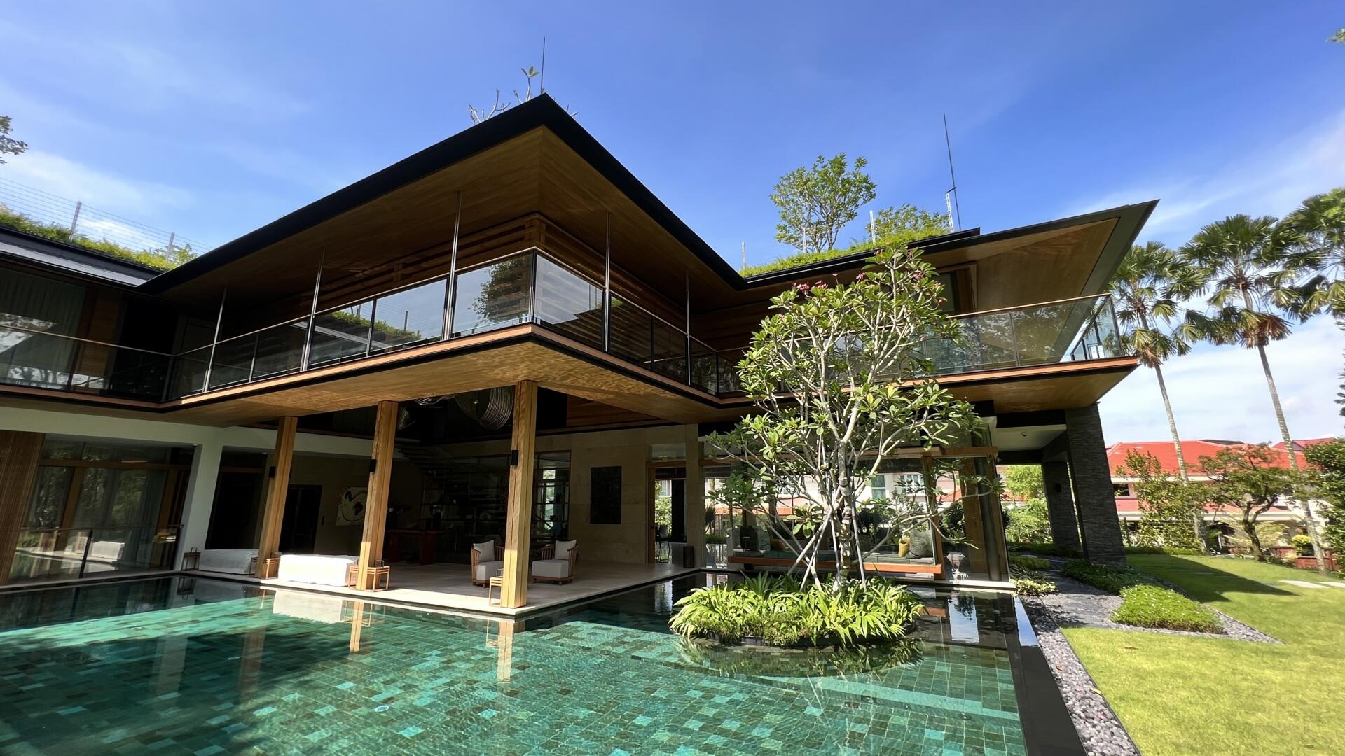 Sky Pavilion House by Guz Architects transforms an unusual Singapore site into a lush garden-focused home with a rooftop pavilion, glass staircase, swimming pool, and smart passive cooling features. Discover how greenery, natural breezes, and tropical design come together in this stunning residence.