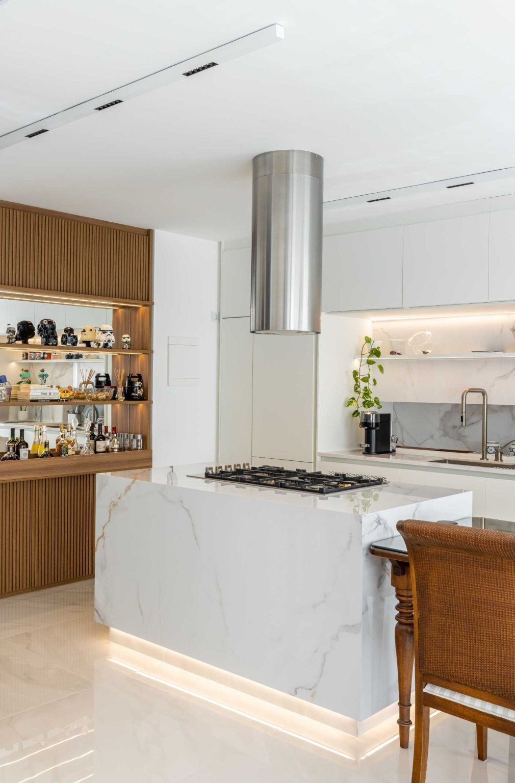 Pinterest Description:
Hidden lighting under the island, behind the backsplash, and in the bar area adds warmth and atmosphere to this modern apartment.