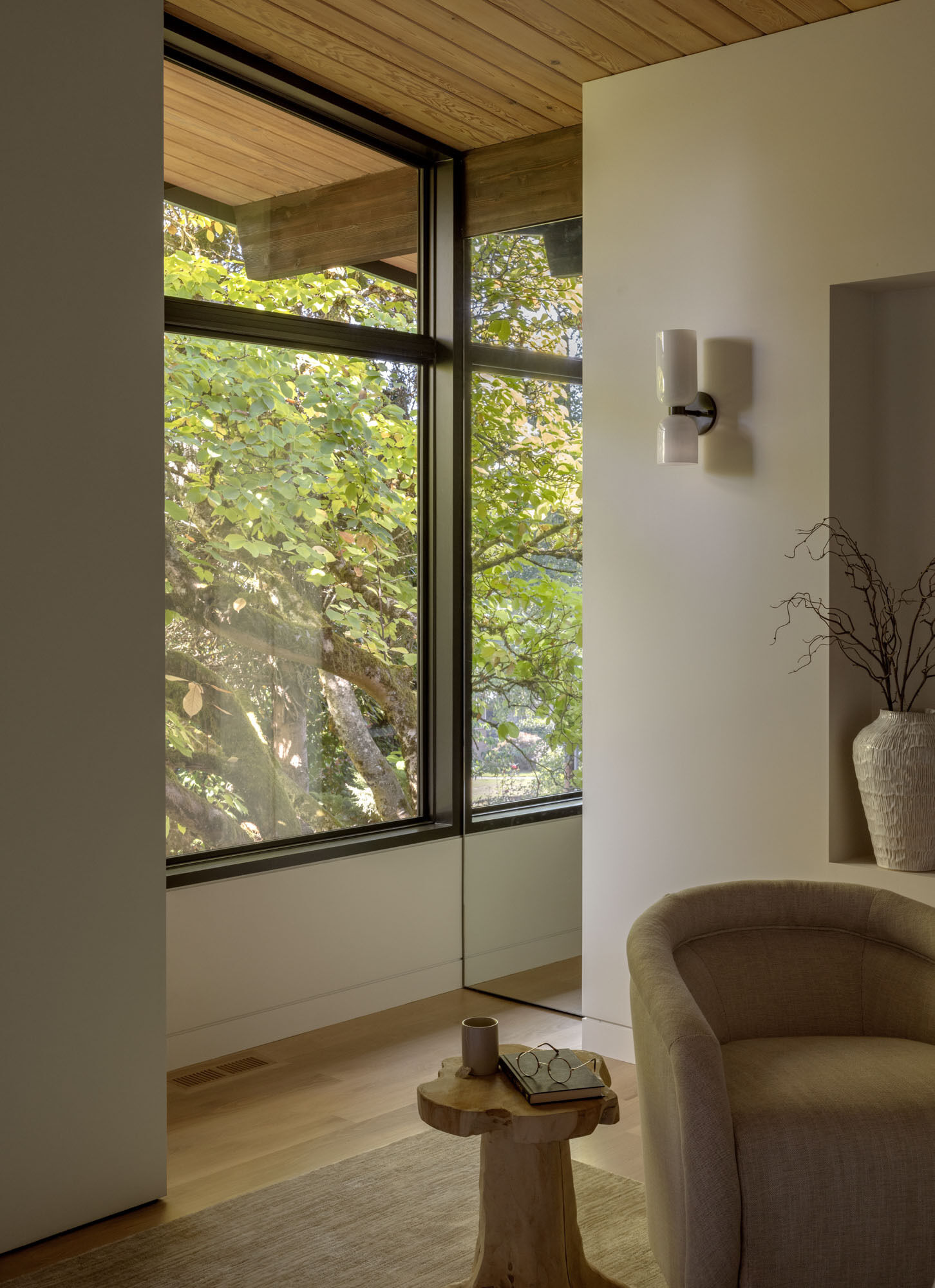 The living room at Island Crest feels bright and spacious thanks to an open layout, a sculptural partition wall, and natural light that reaches deep into the home through thoughtfully placed glazing.