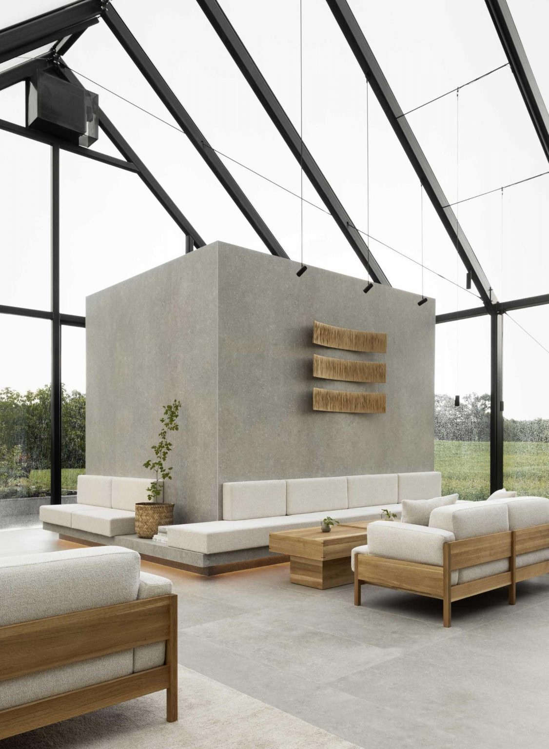 El restaurante del pabellón de cristal presenta marcos internos expuestos y pisos de piedra, creando un umbral perfecto entre el sitio y los espacios interiores.