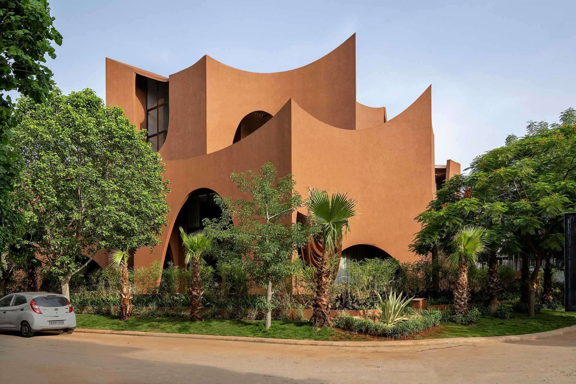Flowing curves and layered arches wrap around this Rajasthan home, creating shaded outdoor spaces that help reduce heat gain during the region’s extreme summers.