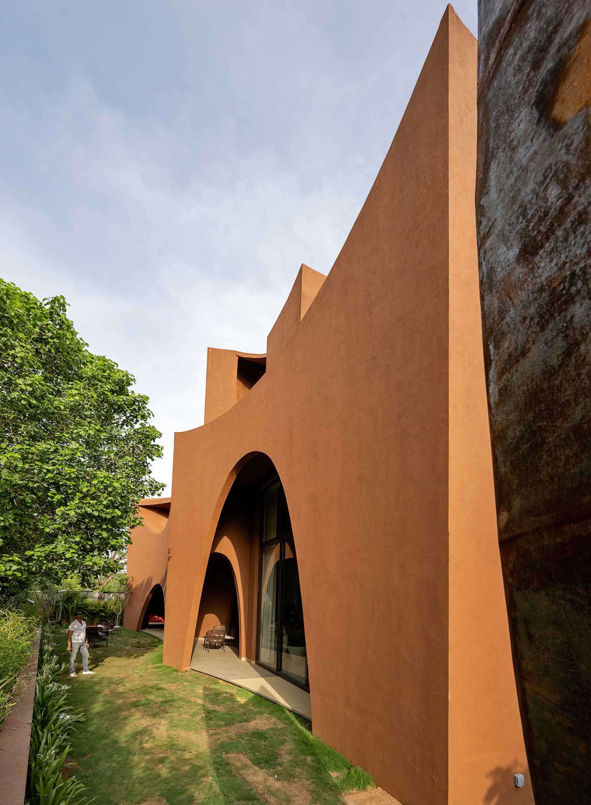 Flowing curves and layered arches wrap around this Rajasthan home, creating shaded outdoor spaces that help reduce heat gain during the region’s extreme summers.