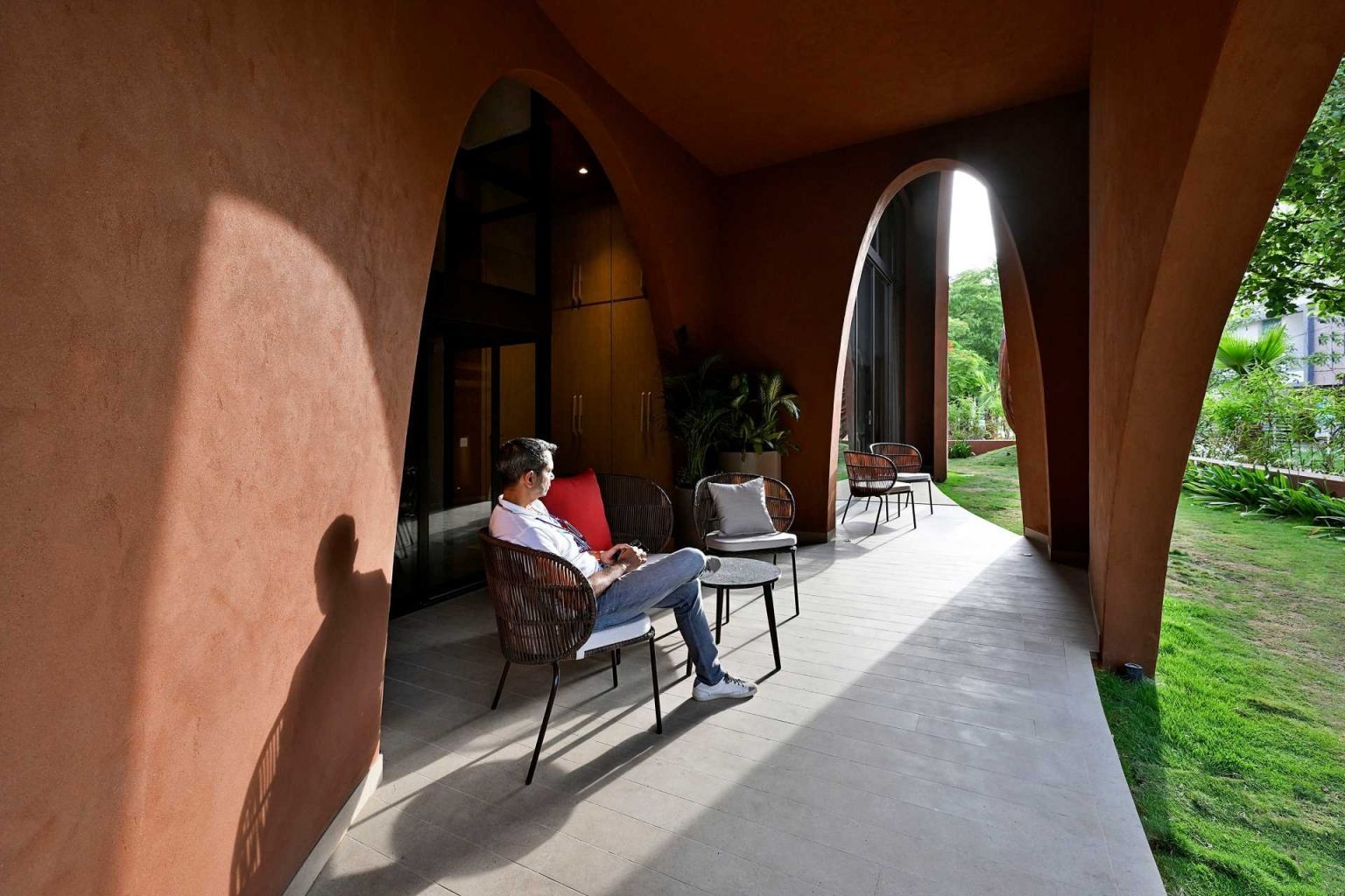 Flowing curves and layered arches wrap around this Rajasthan home, creating shaded outdoor spaces that help reduce heat gain during the region’s extreme summers.