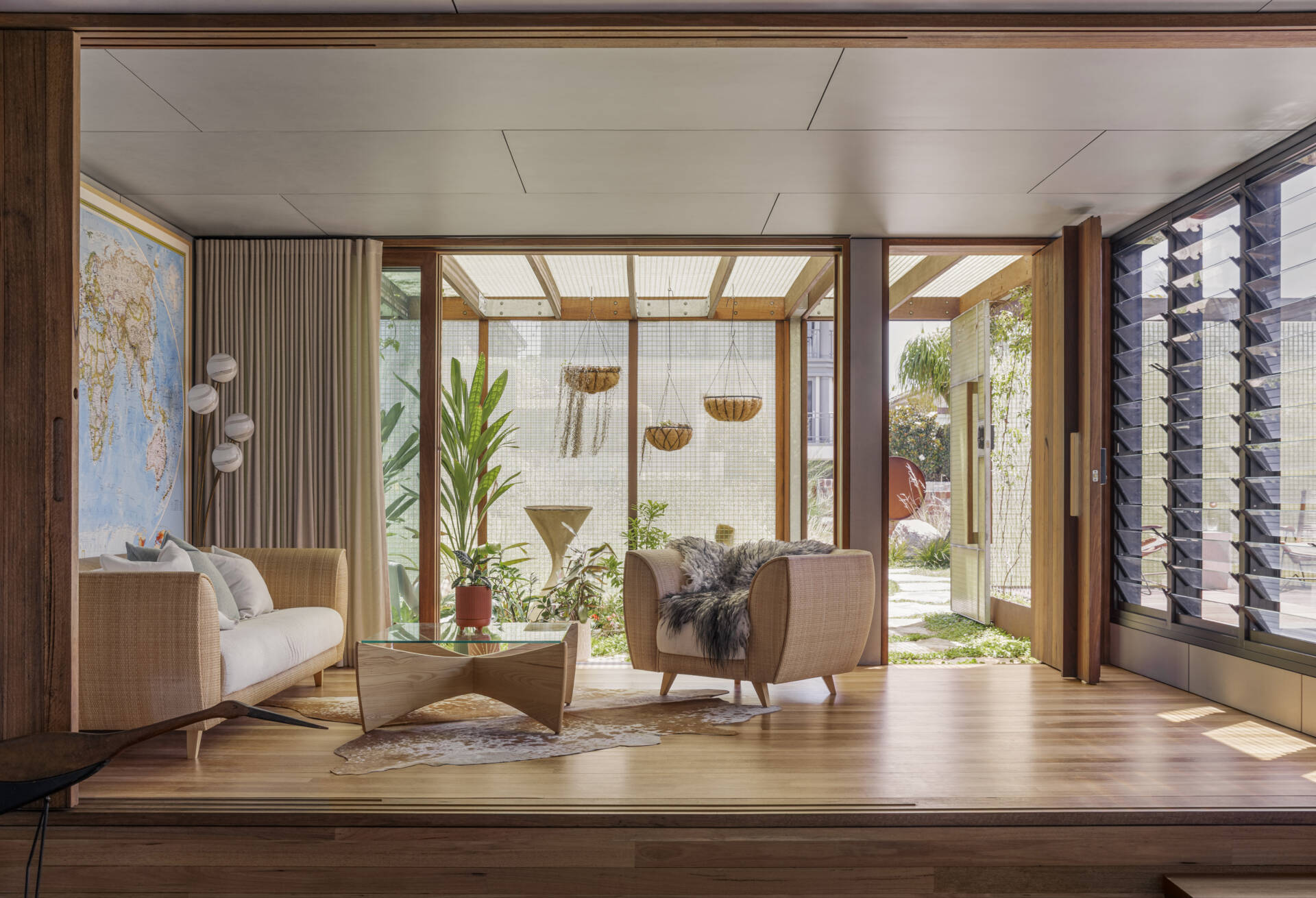 Bright and welcoming sitting spaces overlook golf course and harbour views while flexible sliding doors allow rooms to adapt throughout the day.