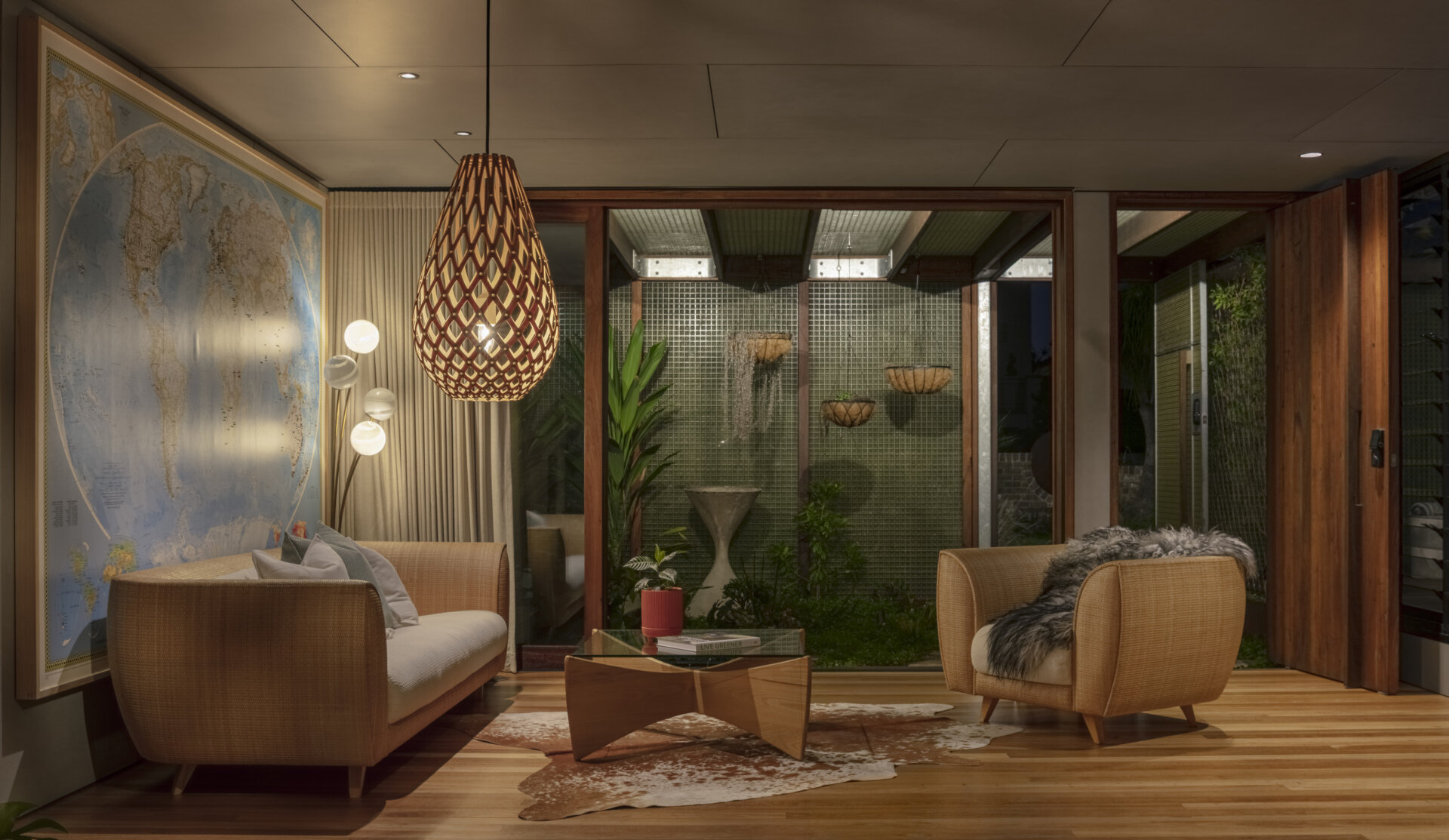 Bright and welcoming sitting spaces overlook golf course and harbour views while flexible sliding doors allow rooms to adapt throughout the day.