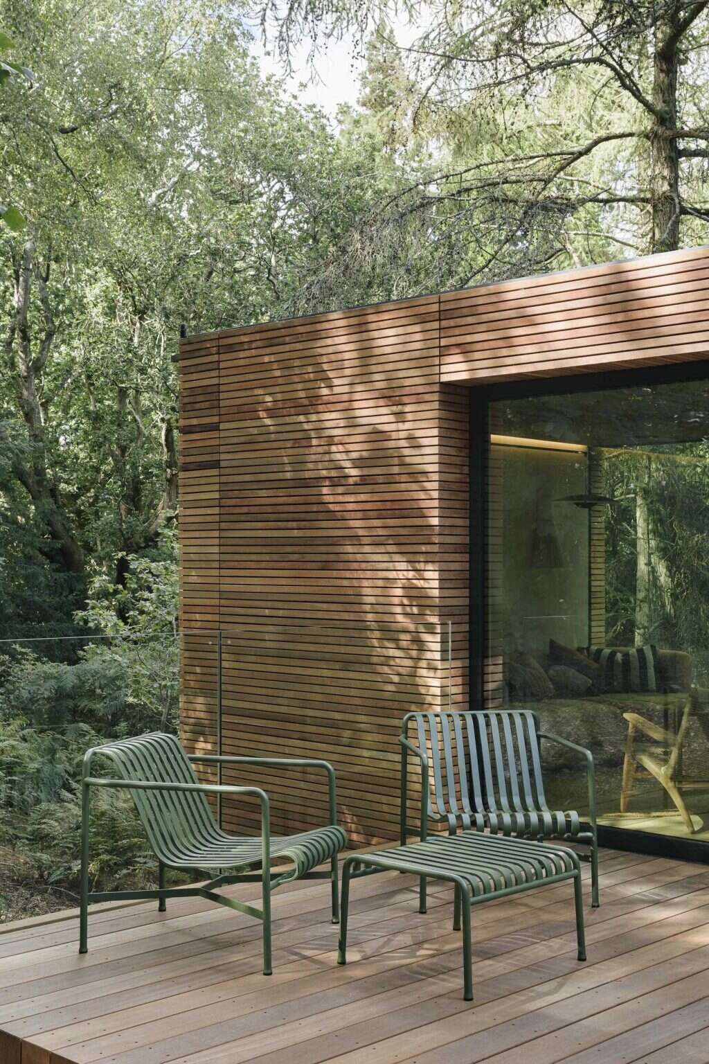 See how self-tinting electrochromic glass keeps this modern lodge bright, private and comfortable while helping protect local wildlife.