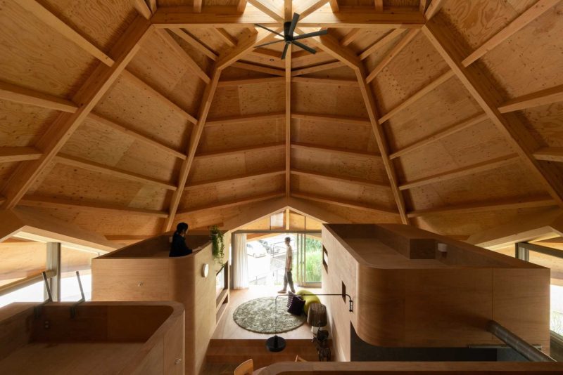 A Spiderweb-Shaped Home That Changes With Family Life