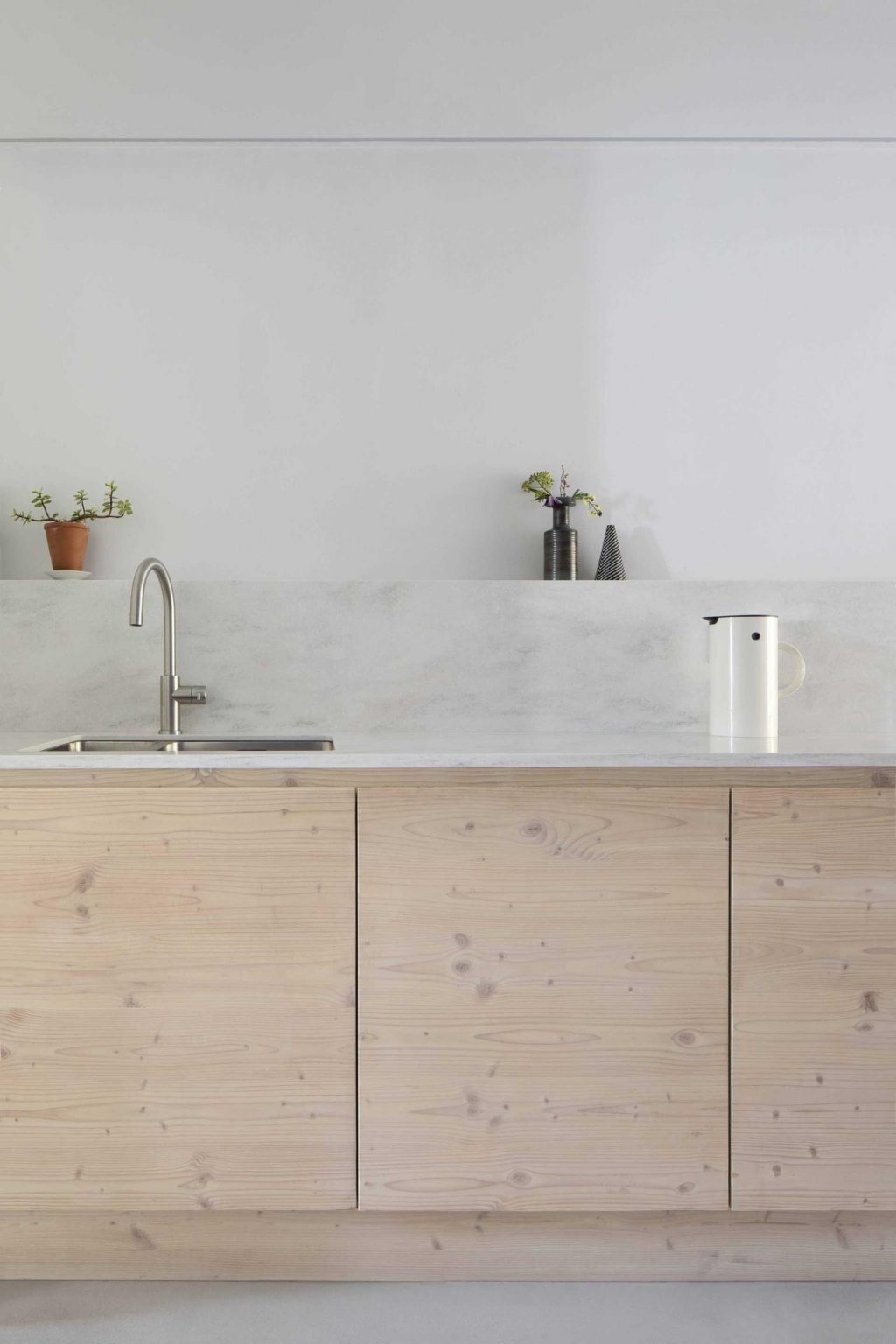 Custom-built by Archispek, the ultra-matte galley kitchen forms the heart of the home. Positioned between the sitting room and dining area, it creates a strong connection across the ground floor while maintaining a clean and minimalist aesthetic.
