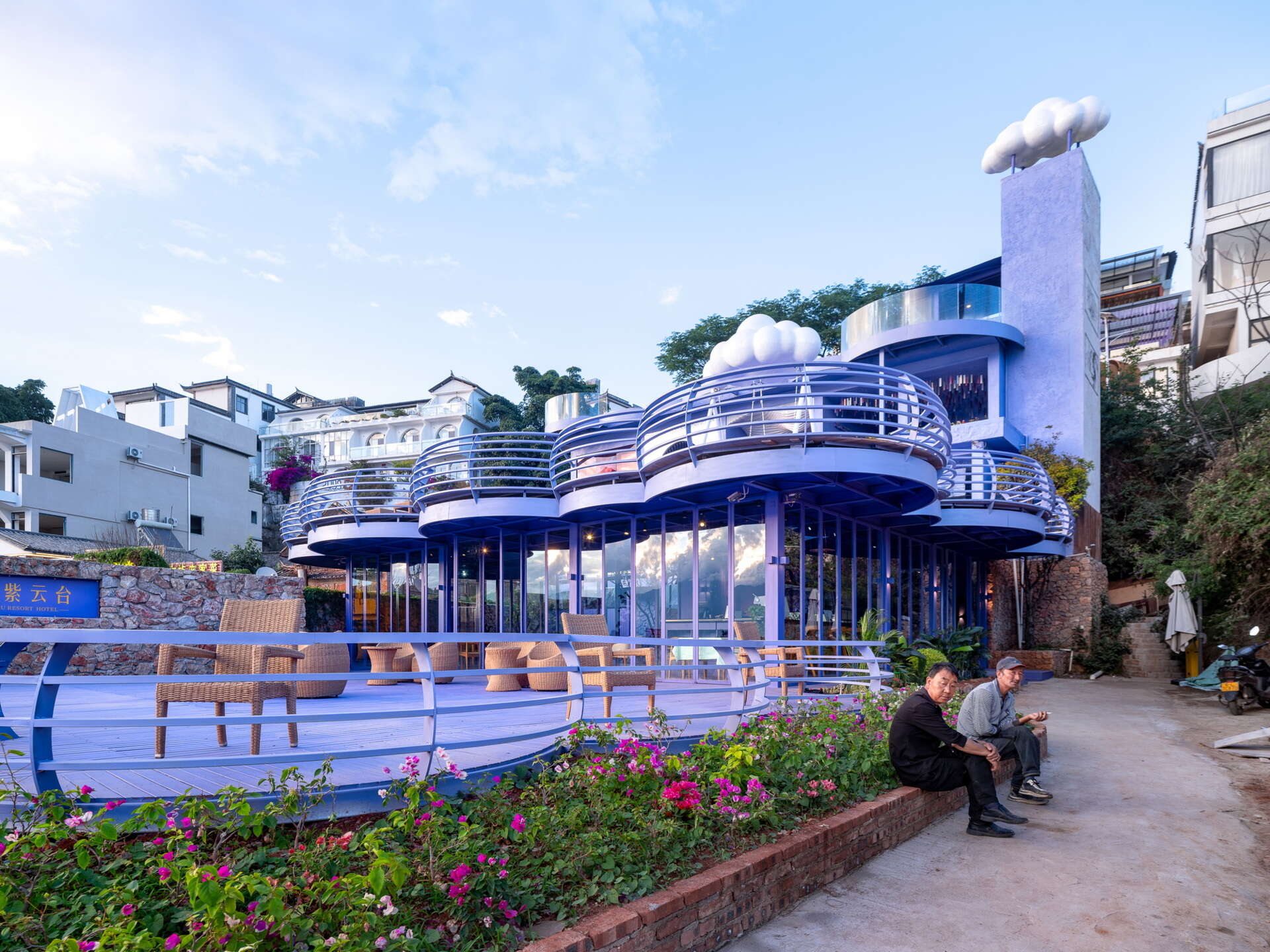 Cloud-inspired violet forms, colorful terraces and surreal design ideas come together at Manwu Jimu Guesthouse, where architecture and landscape create an unforgettable experience.
