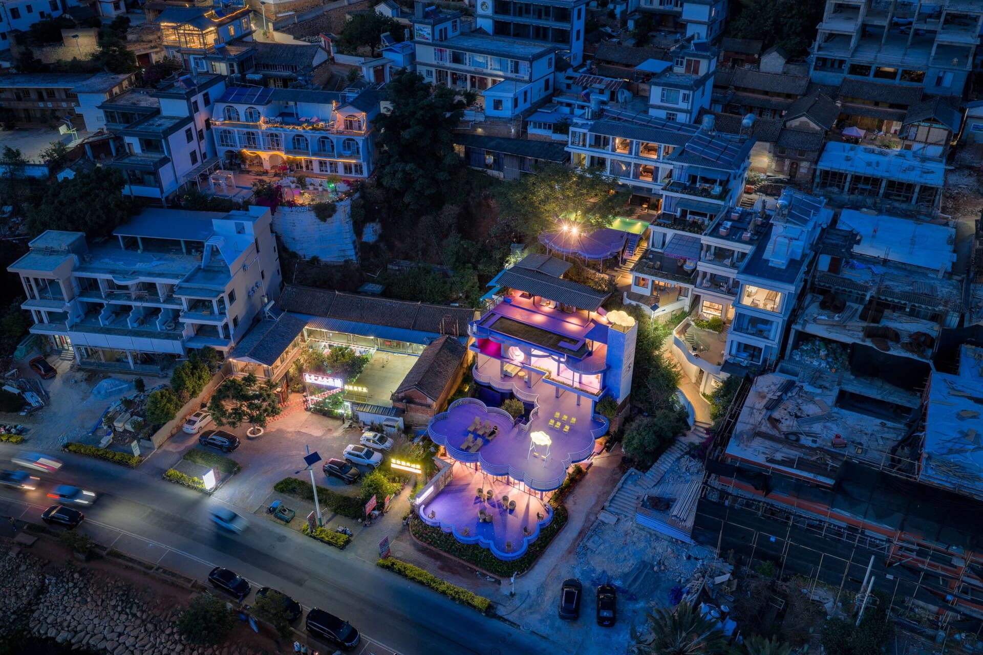Cloud-inspired violet forms, colorful terraces and surreal design ideas come together at Manwu Jimu Guesthouse, where architecture and landscape create an unforgettable experience.