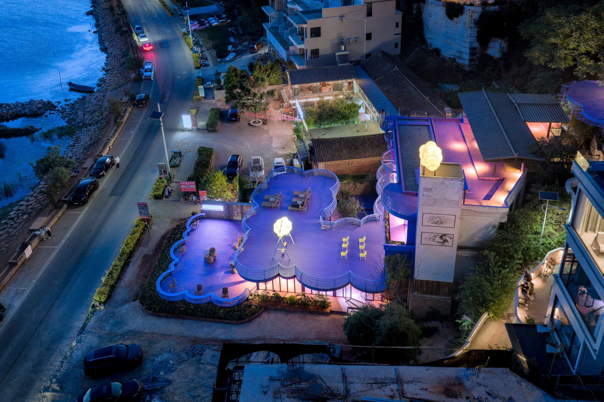 Cloud-inspired violet forms, colorful terraces and surreal design ideas come together at Manwu Jimu Guesthouse, where architecture and landscape create an unforgettable experience.