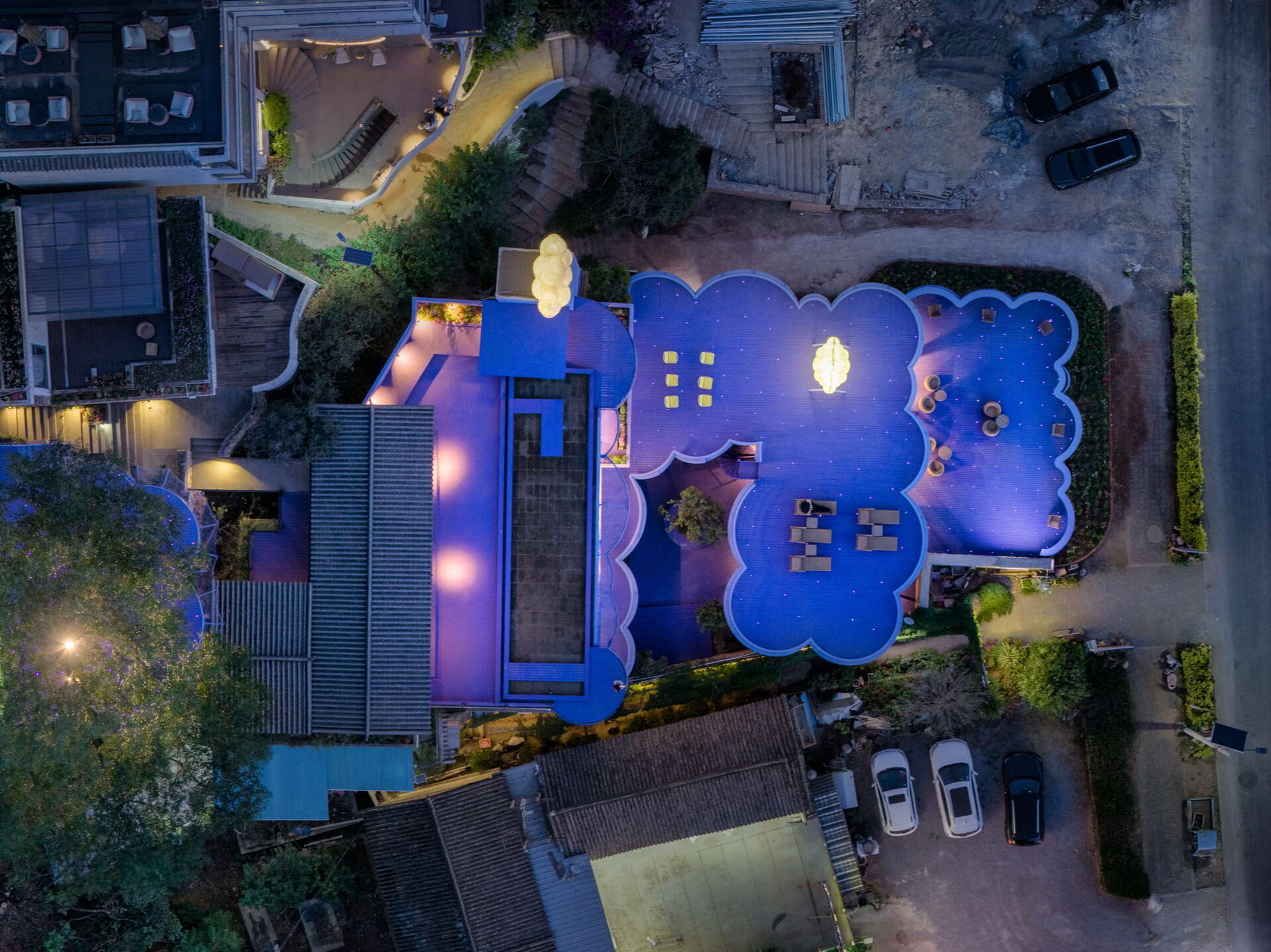 Cloud-inspired violet forms, colorful terraces and surreal design ideas come together at Manwu Jimu Guesthouse, where architecture and landscape create an unforgettable experience.