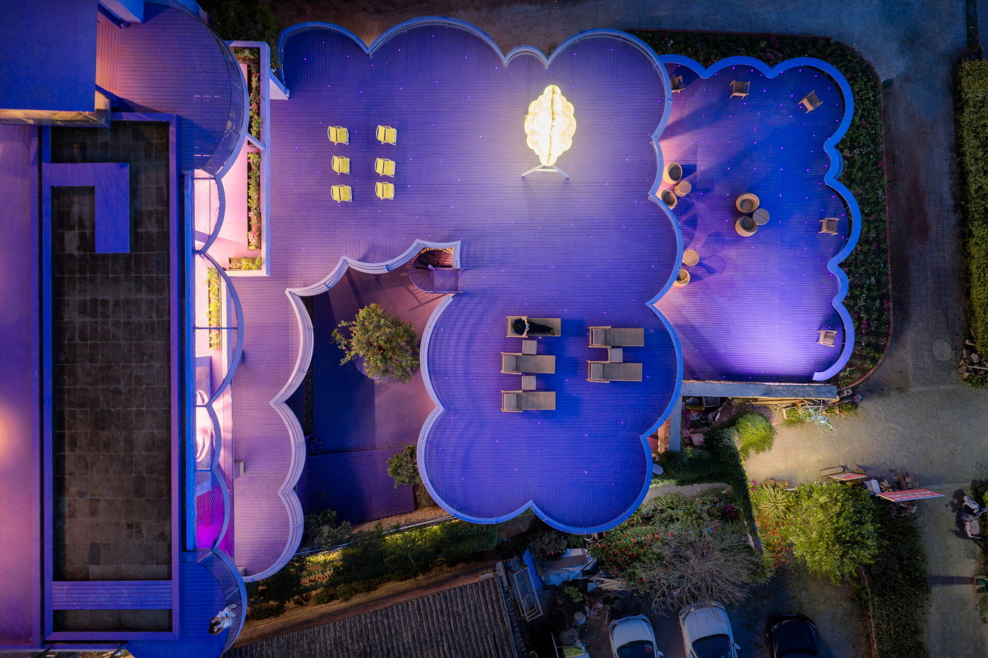 Cloud-inspired violet forms, colorful terraces and surreal design ideas come together at Manwu Jimu Guesthouse, where architecture and landscape create an unforgettable experience.