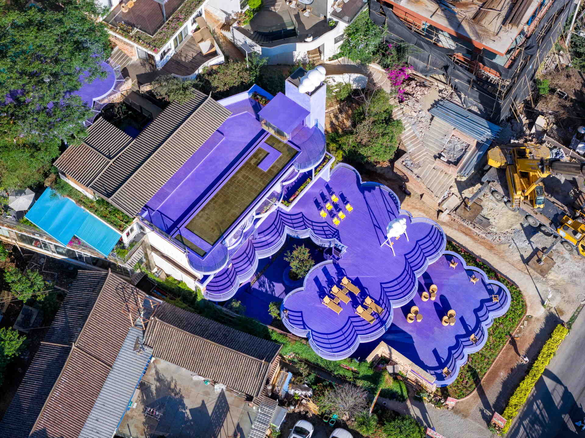 Cloud-inspired violet forms, colorful terraces and surreal design ideas come together at Manwu Jimu Guesthouse, where architecture and landscape create an unforgettable experience.
