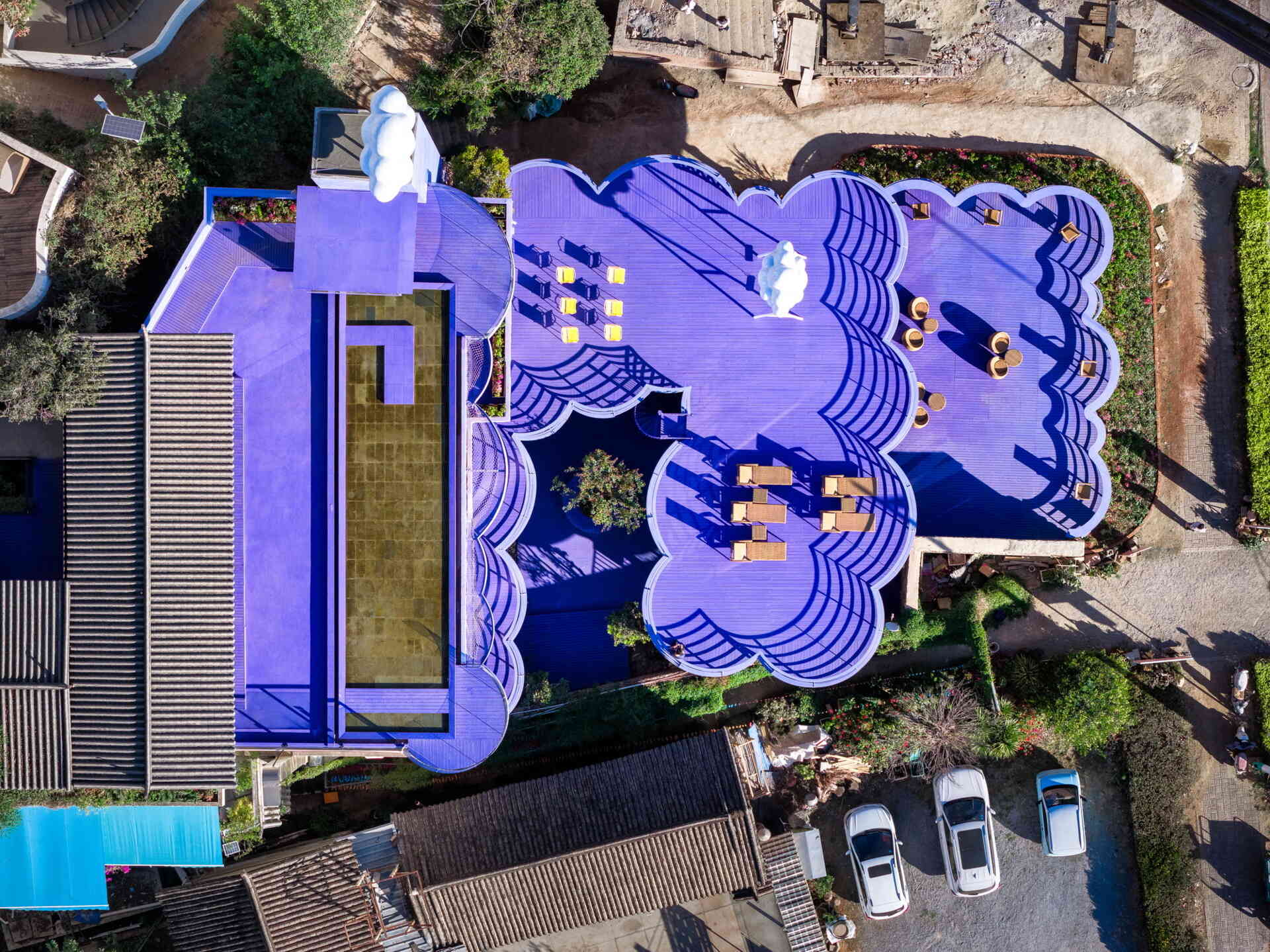 Cloud-inspired violet forms, colorful terraces and surreal design ideas come together at Manwu Jimu Guesthouse, where architecture and landscape create an unforgettable experience.