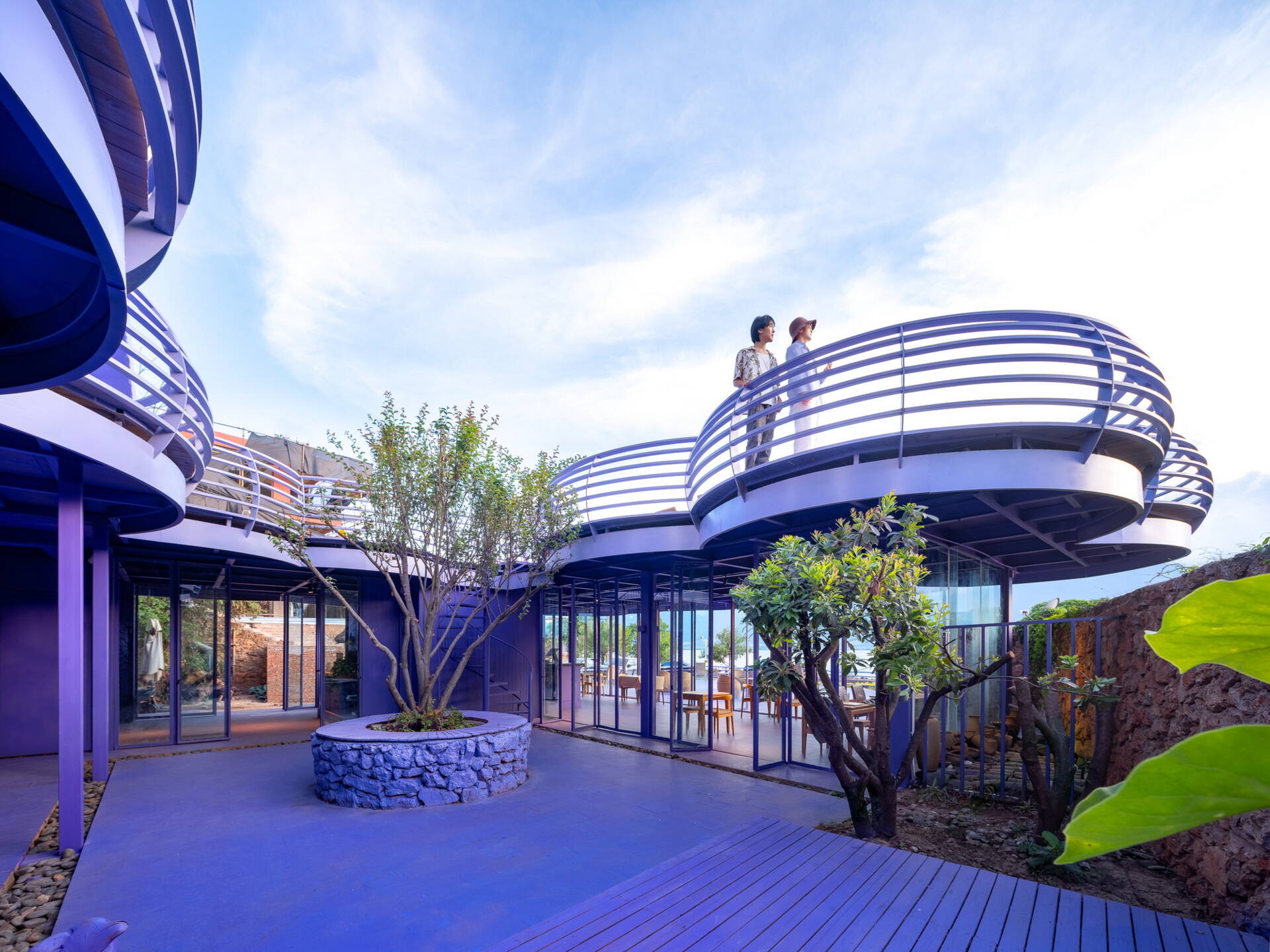 Cloud-inspired violet forms, colorful terraces and surreal design ideas come together at Manwu Jimu Guesthouse, where architecture and landscape create an unforgettable experience.