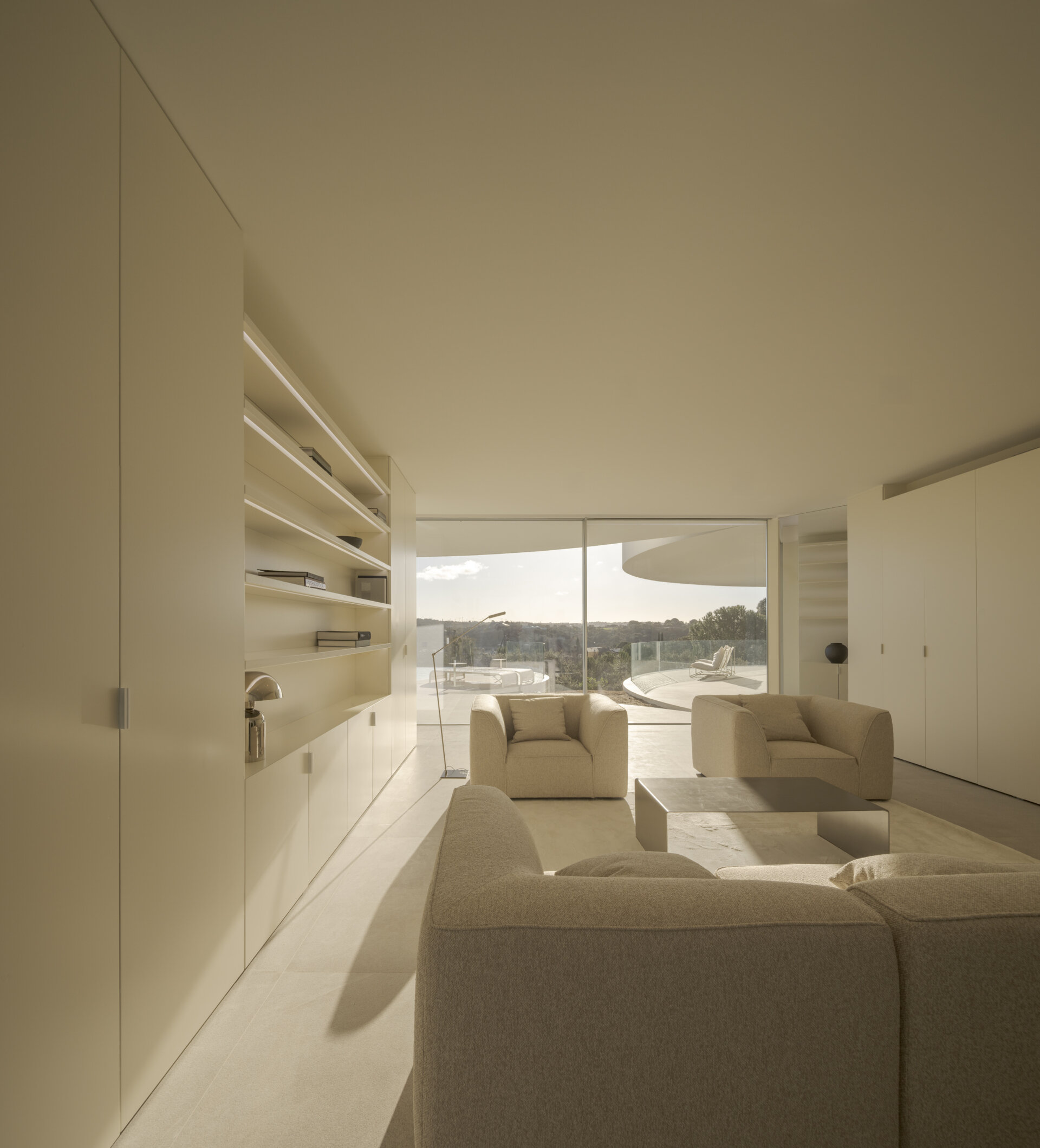 Minimal furnishings throughout this modern home keep the attention on the views and architectural design.