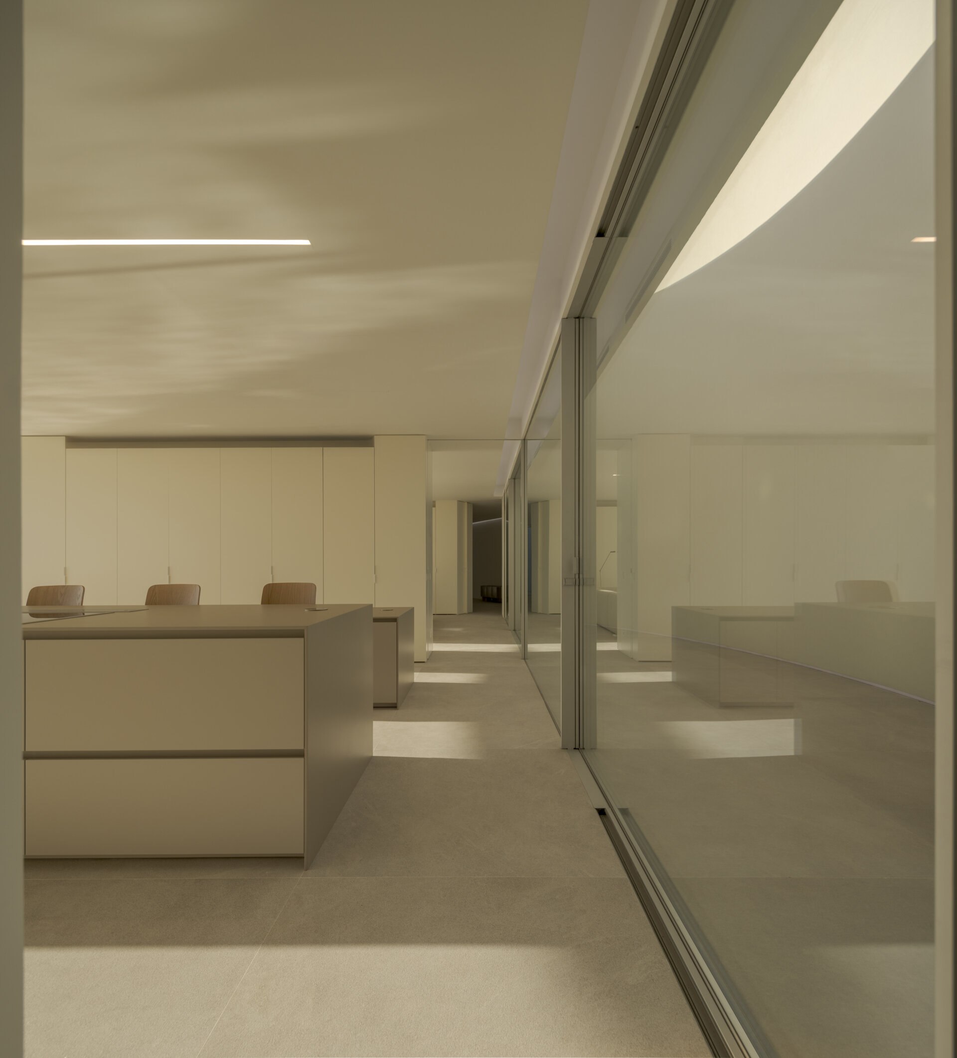Minimal furnishings throughout this modern home keep the attention on the views and architectural design.