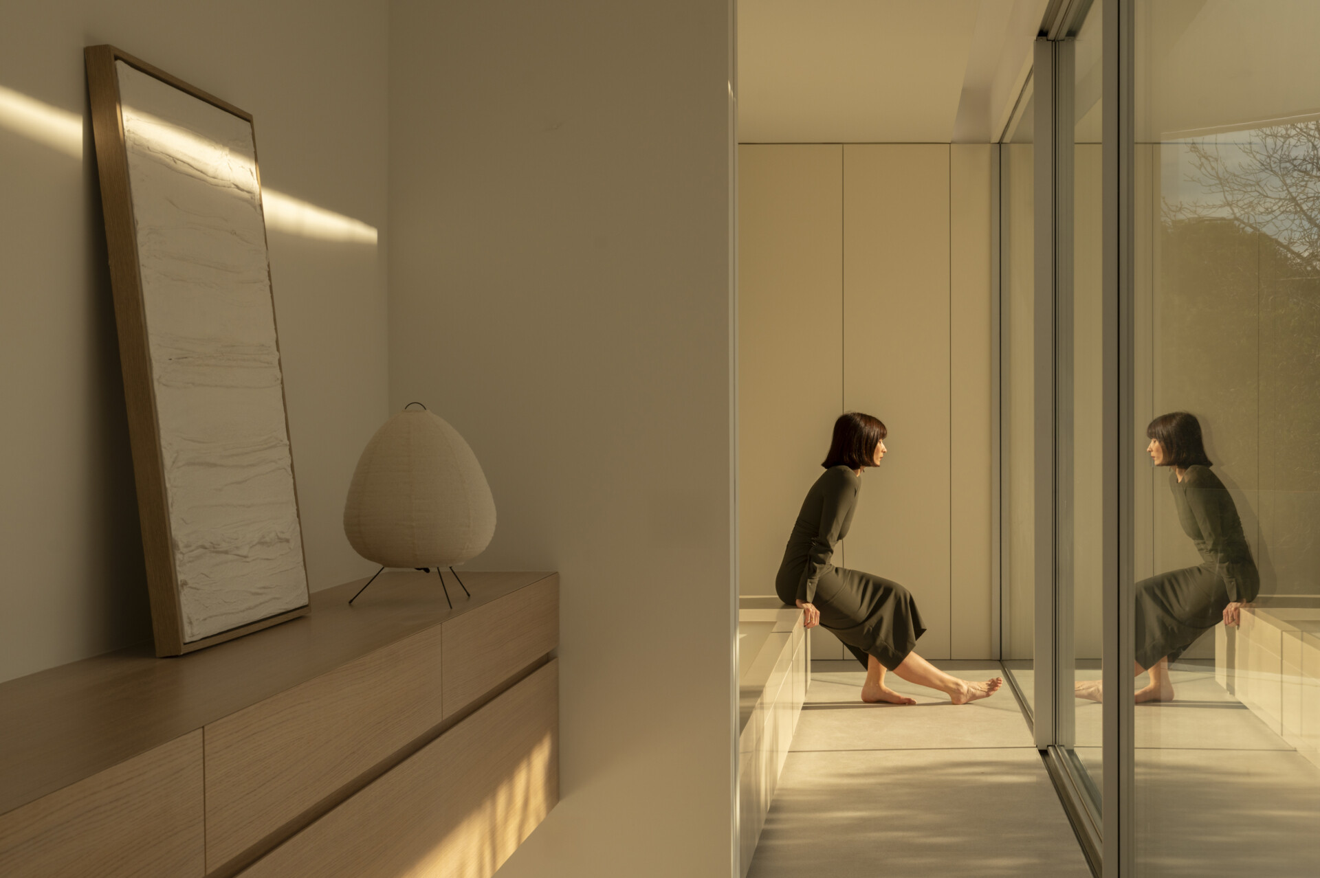 Minimal furnishings throughout this modern home keep the attention on the views and architectural design.