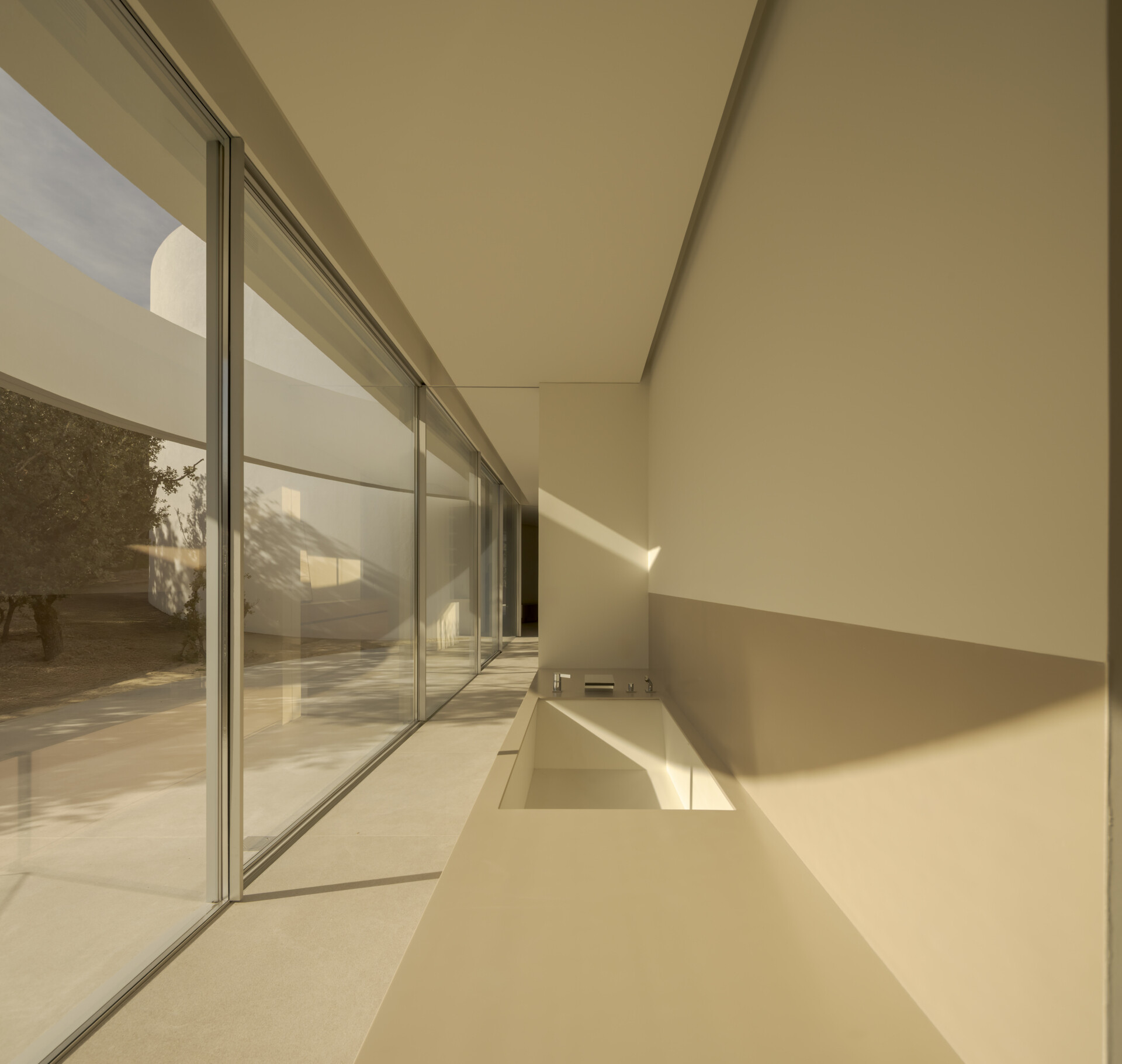Minimal furnishings throughout this modern home keep the attention on the views and architectural design.