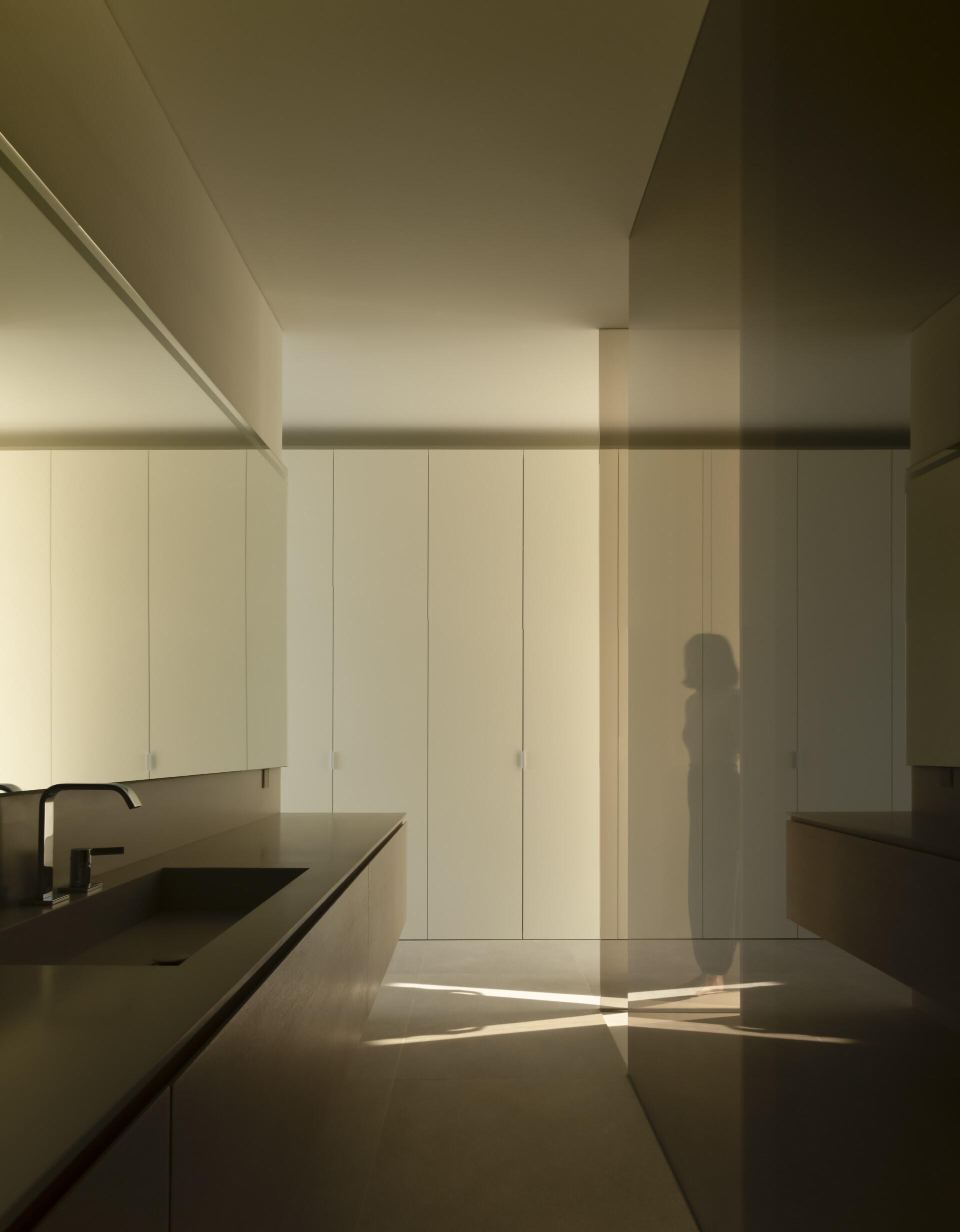 Minimal furnishings throughout this modern home keep the attention on the views and architectural design.