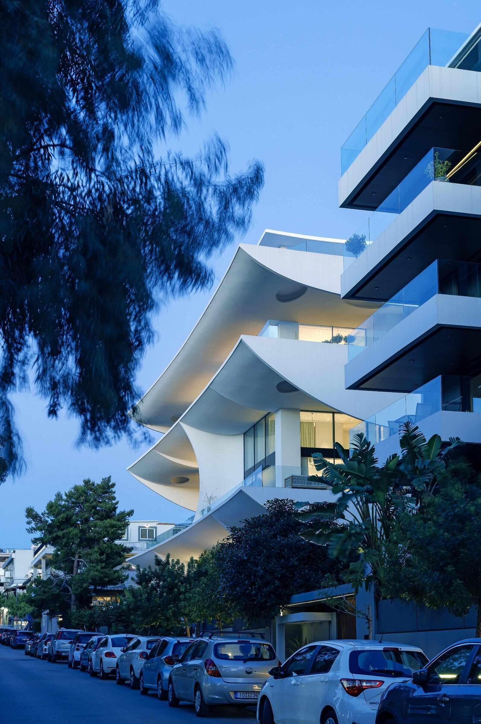 Rêve en suspens by 314 architecture studio brings sculptural architecture to Voula on the Athenian Riviera. Discover how petal-shaped balconies, flowing white forms, and innovative construction combine to create a striking contemporary residential building.