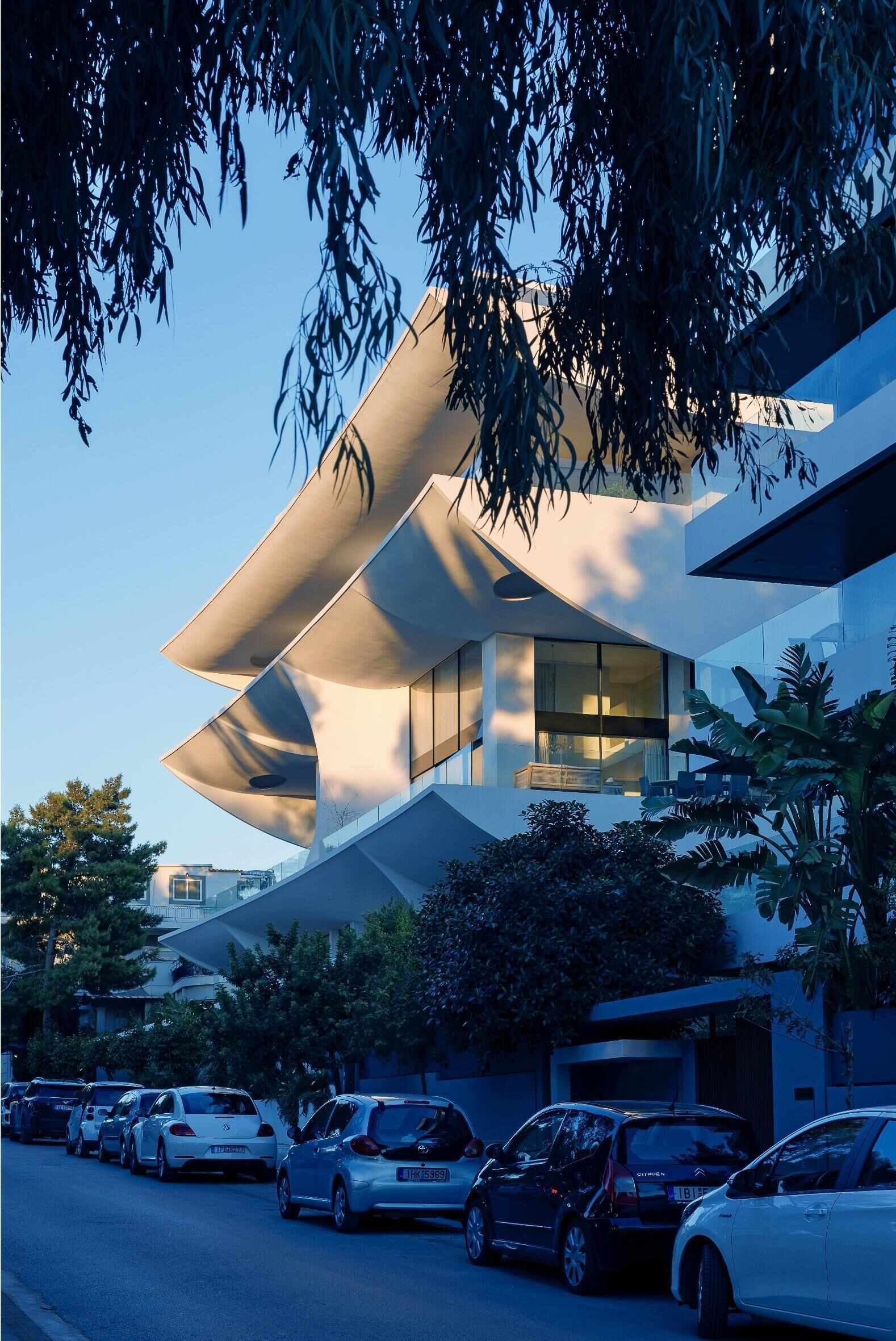 Rêve en suspens by 314 architecture studio brings sculptural architecture to Voula on the Athenian Riviera. Discover how petal-shaped balconies, flowing white forms, and innovative construction combine to create a striking contemporary residential building.