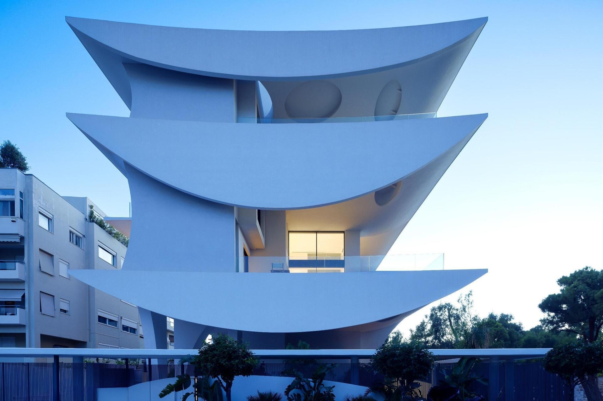 Rêve en suspens by 314 architecture studio brings sculptural architecture to Voula on the Athenian Riviera. Discover how petal-shaped balconies, flowing white forms, and innovative construction combine to create a striking contemporary residential building.