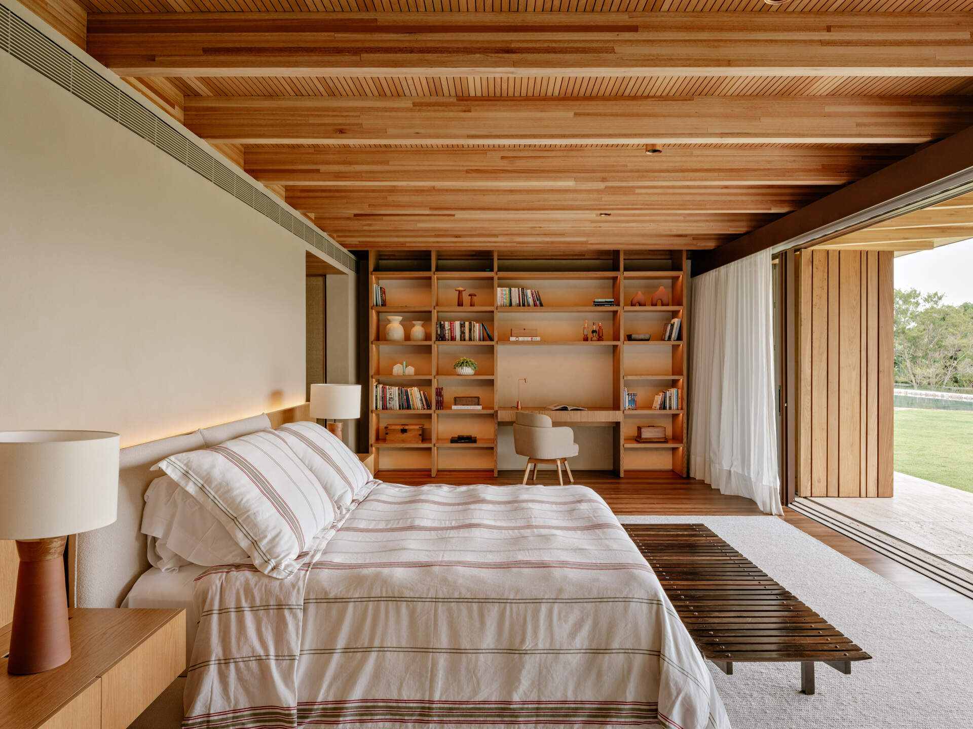Las habitaciones modernas cuentan con cálidos acabados en madera y escritorios empotrados que combinan estilo con funcionalidad cotidiana.