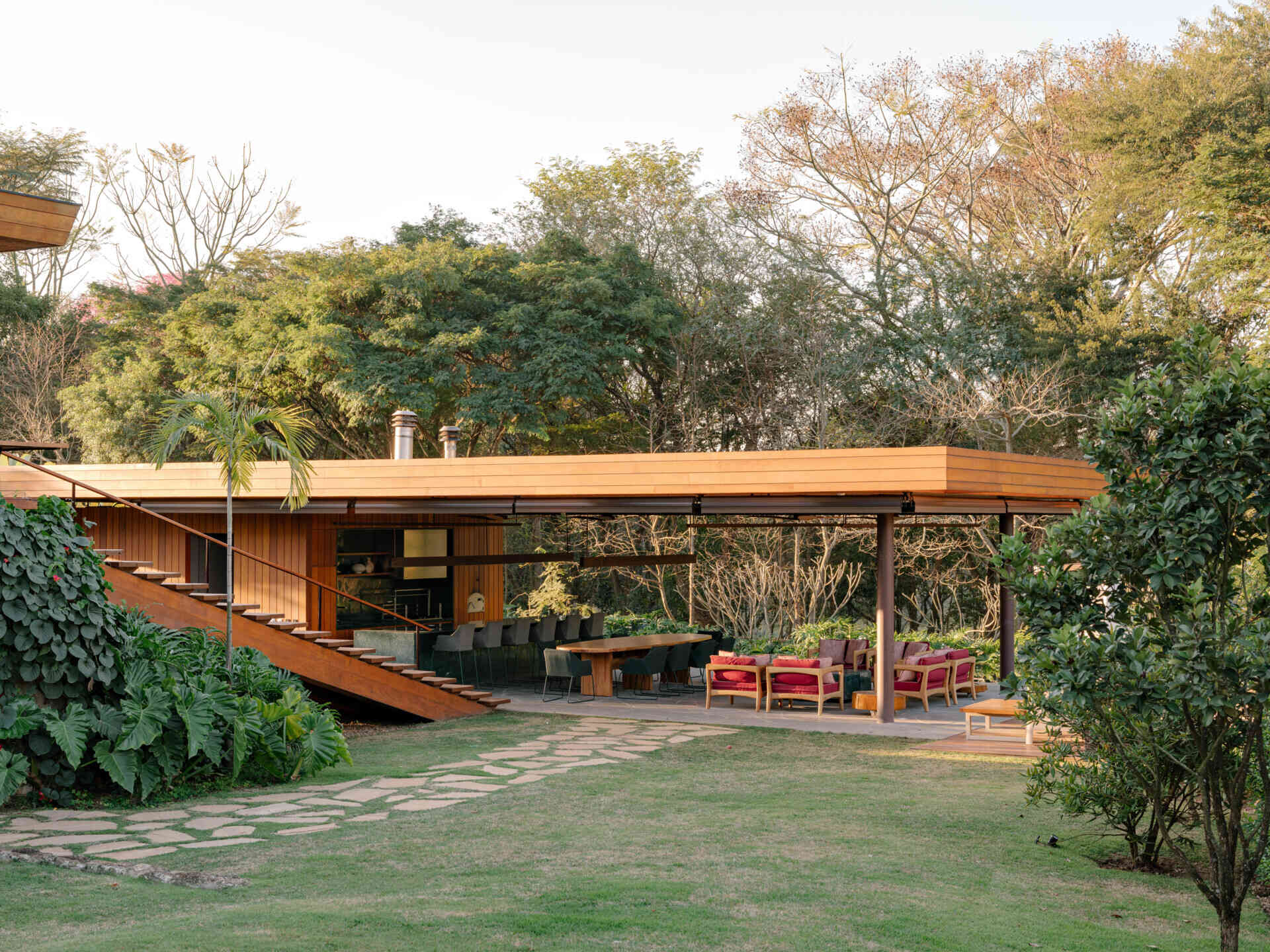 Separated from the main residence, the leisure annex serves as a complete entertainment hub. It includes a gourmet kitchen, comfortable seating areas and powder rooms, allowing guests to spend hours outdoors without needing to return to the main house.