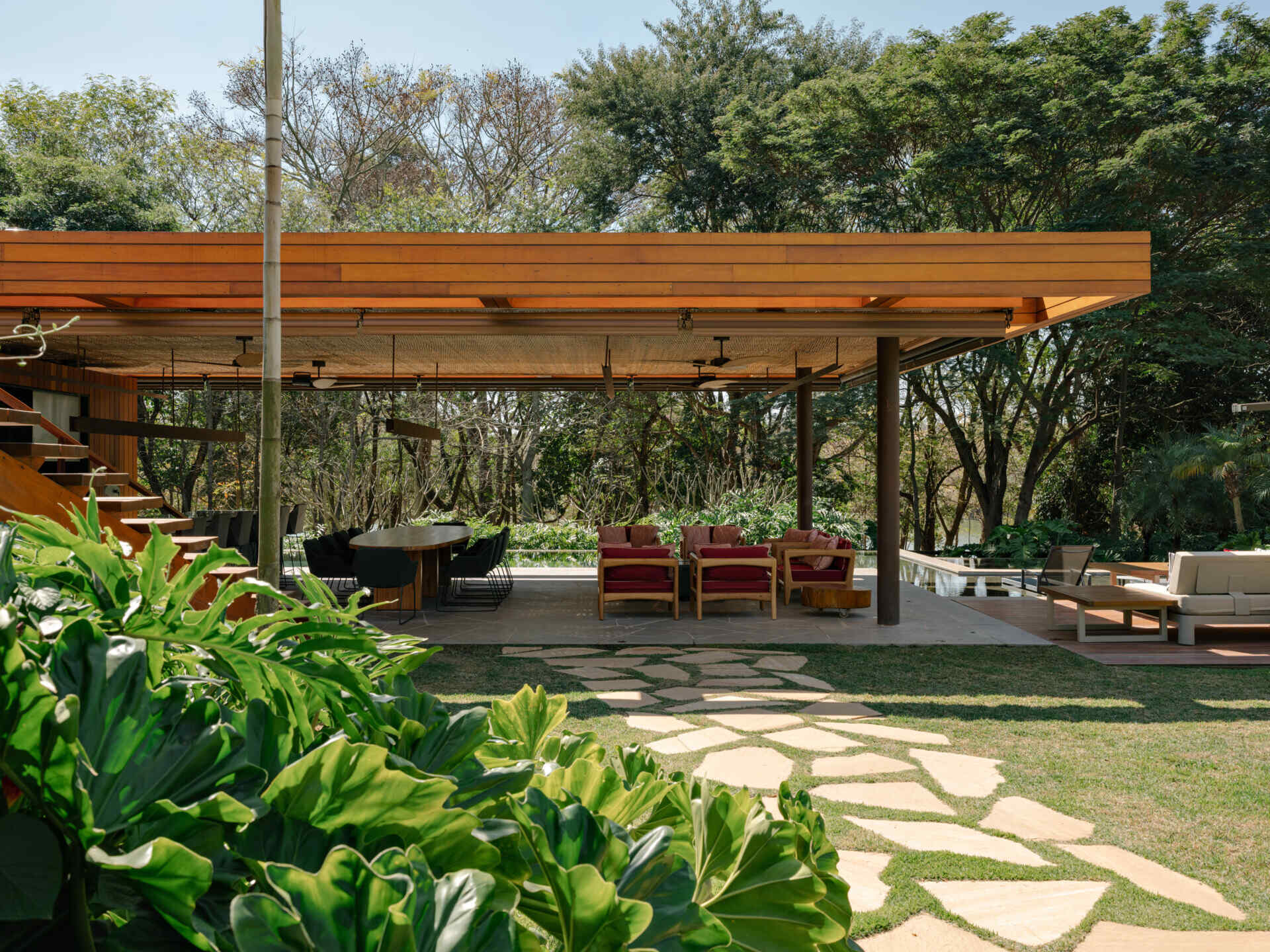Separated from the main residence, the leisure annex serves as a complete entertainment hub. It includes a gourmet kitchen, comfortable seating areas and powder rooms, allowing guests to spend hours outdoors without needing to return to the main house.