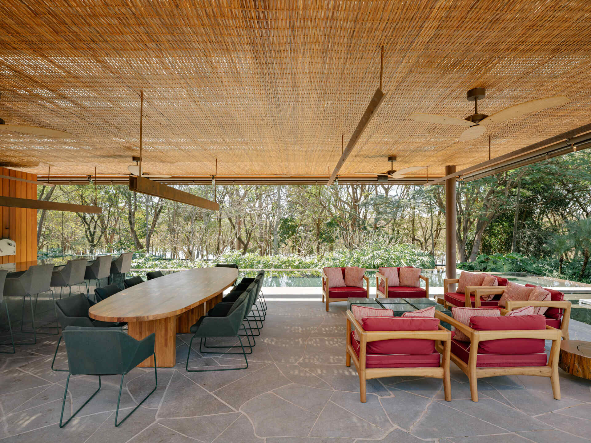 Separated from the main residence, the leisure annex serves as a complete entertainment hub. It includes a gourmet kitchen, comfortable seating areas and powder rooms, allowing guests to spend hours outdoors without needing to return to the main house.