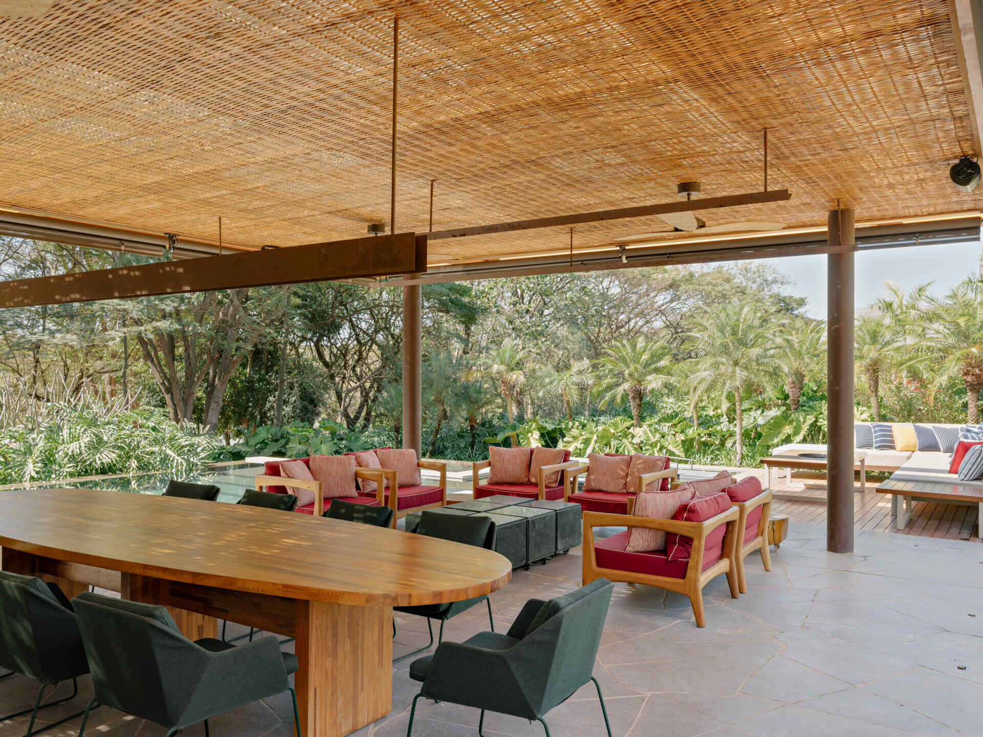 Separated from the main residence, the leisure annex serves as a complete entertainment hub. It includes a gourmet kitchen, comfortable seating areas and powder rooms, allowing guests to spend hours outdoors without needing to return to the main house.